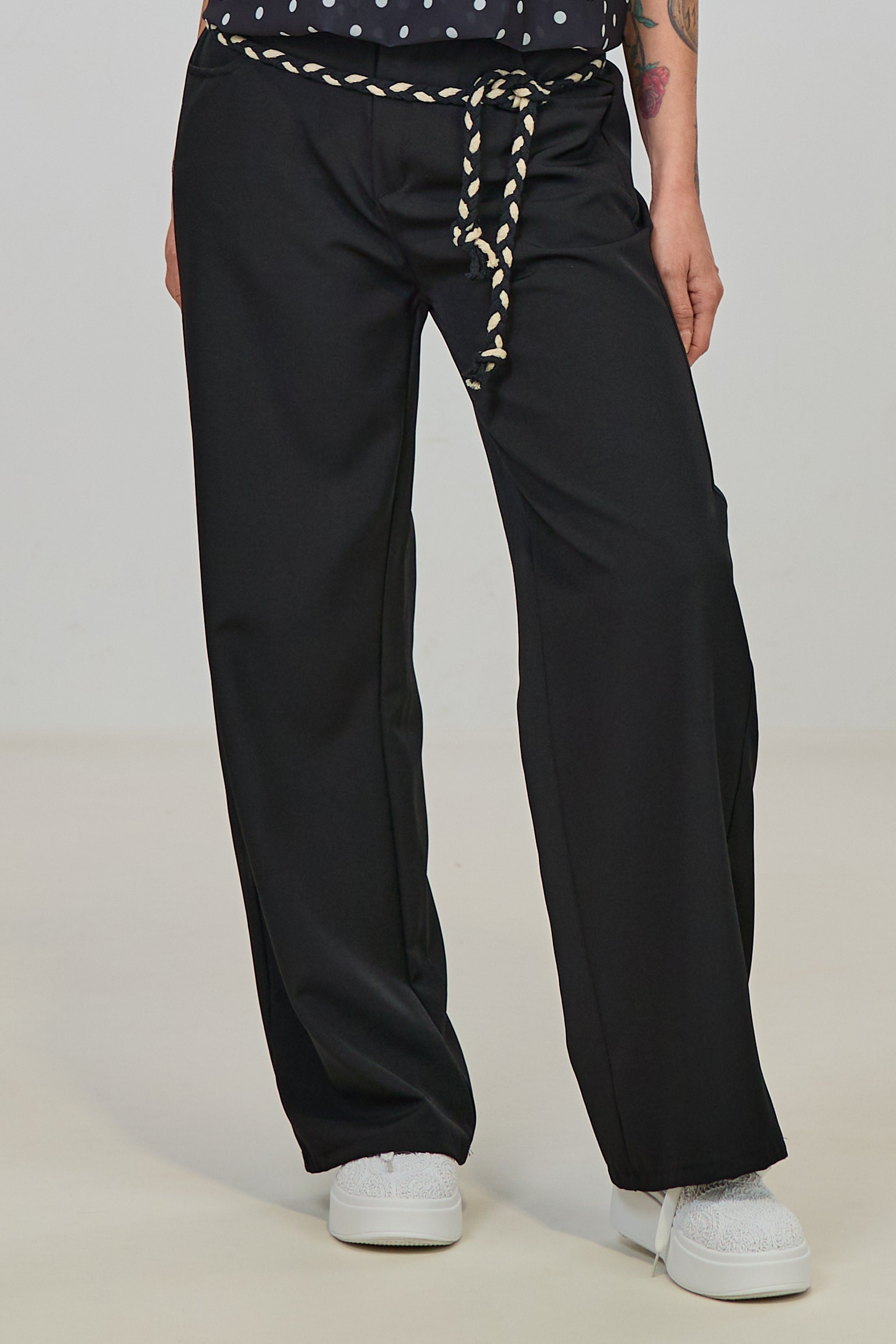 Feine Hose mit geflochtenem Bindegürtel, schwarz-creme