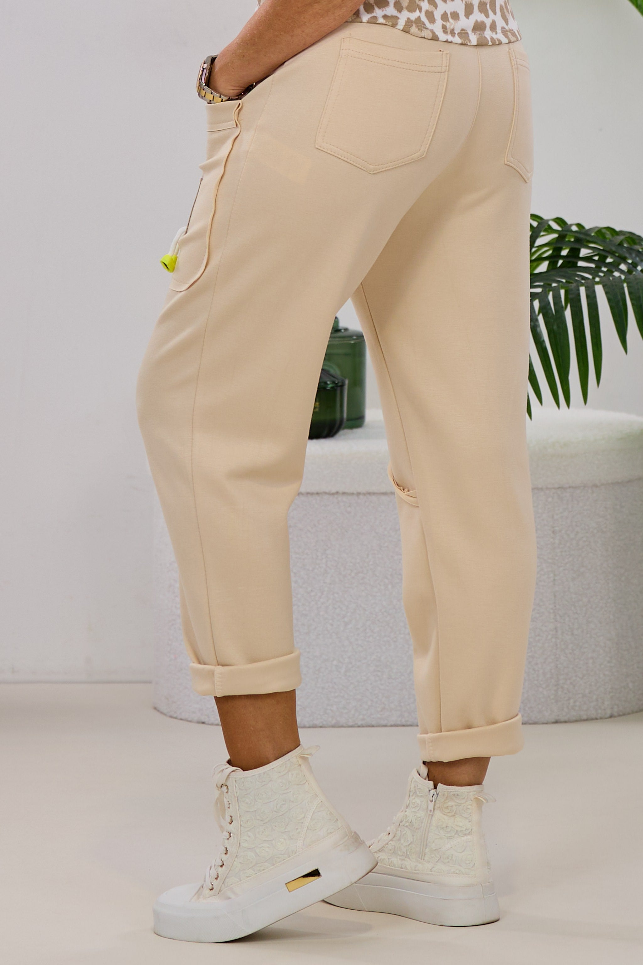 Cozy Hose mit Ziernähten, beige