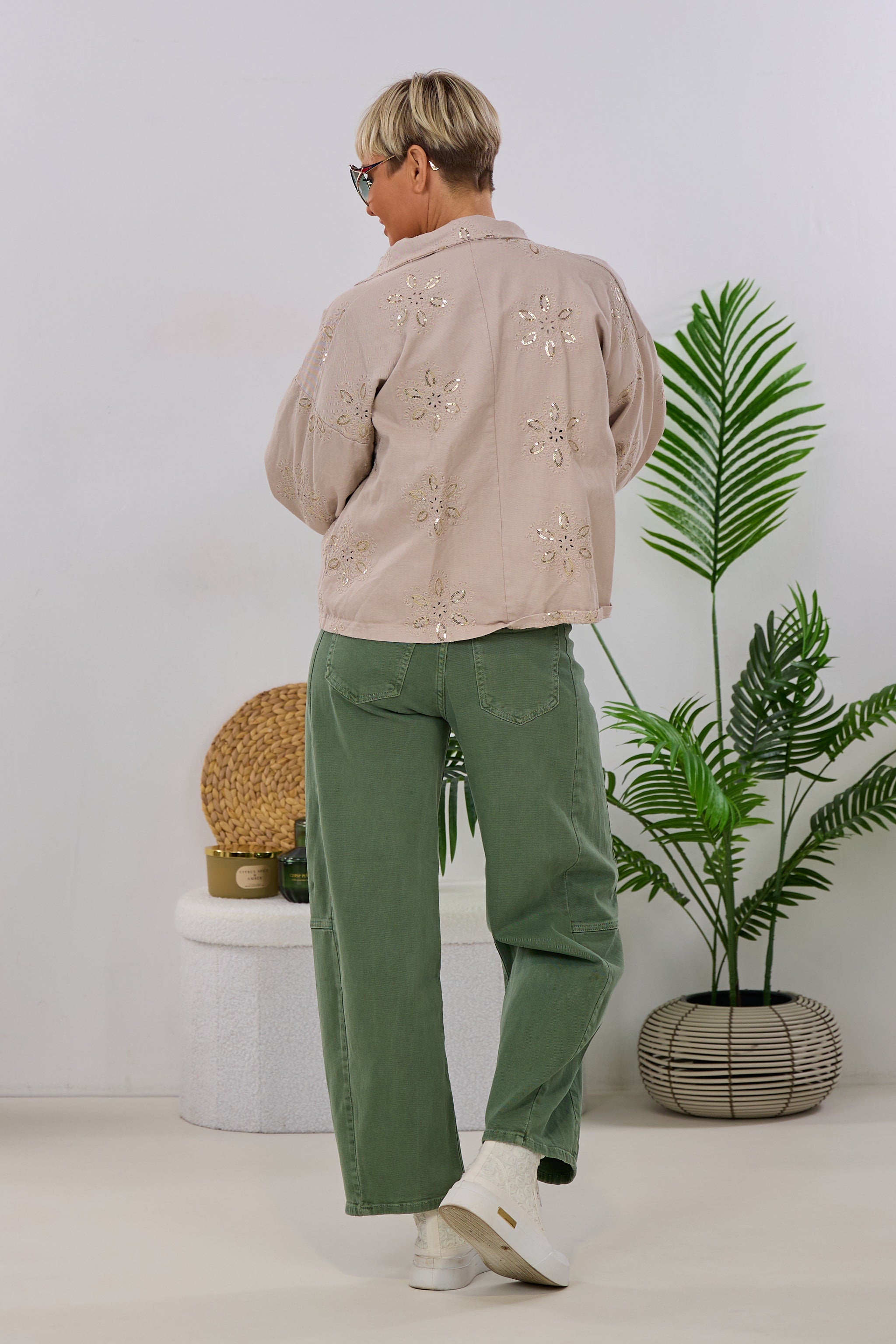 Jeans Hemdjacke mit aufgestickten Blüten, beige