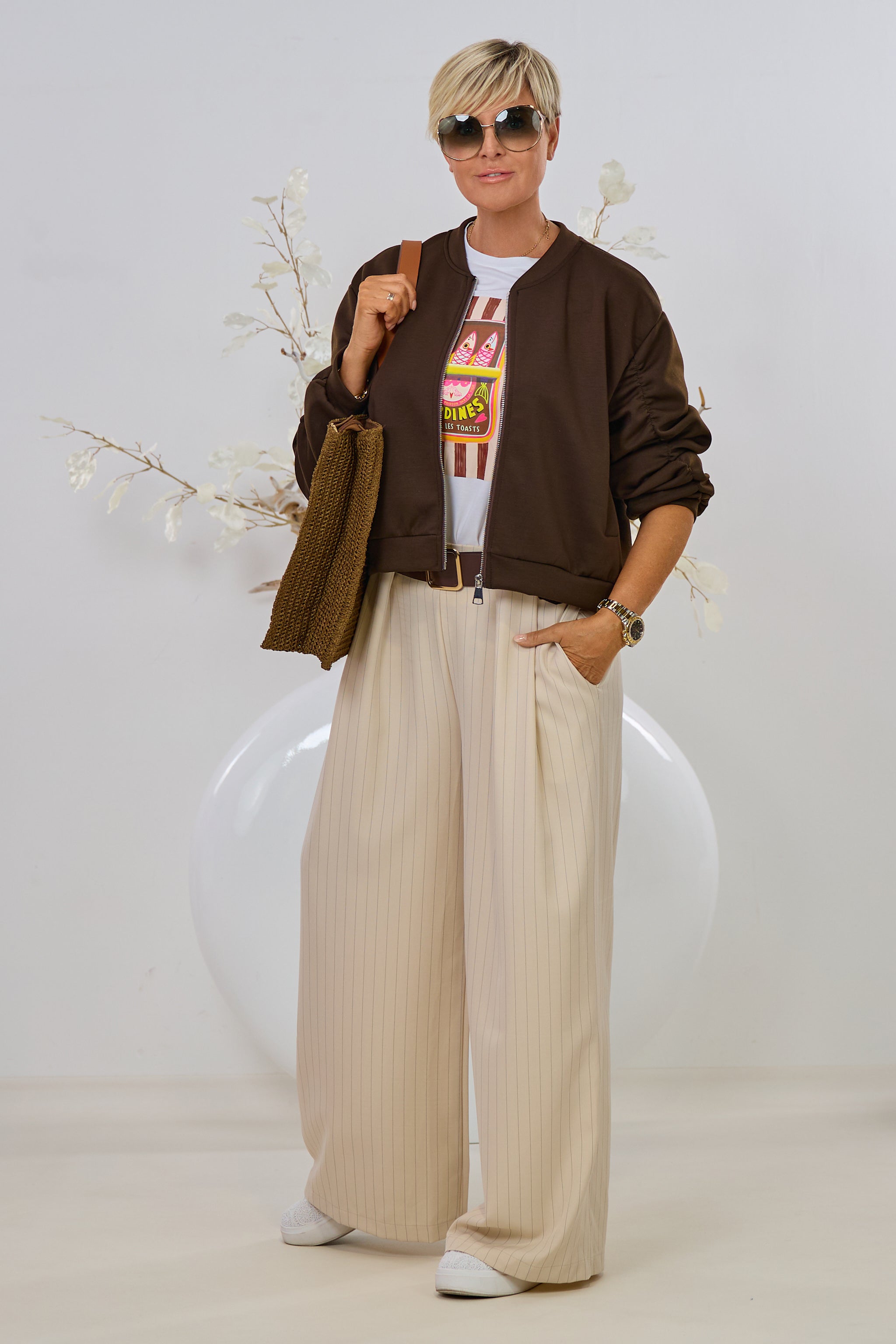 Nadelstreifen Hose mit besonderer Gürtelschlaufe, beige