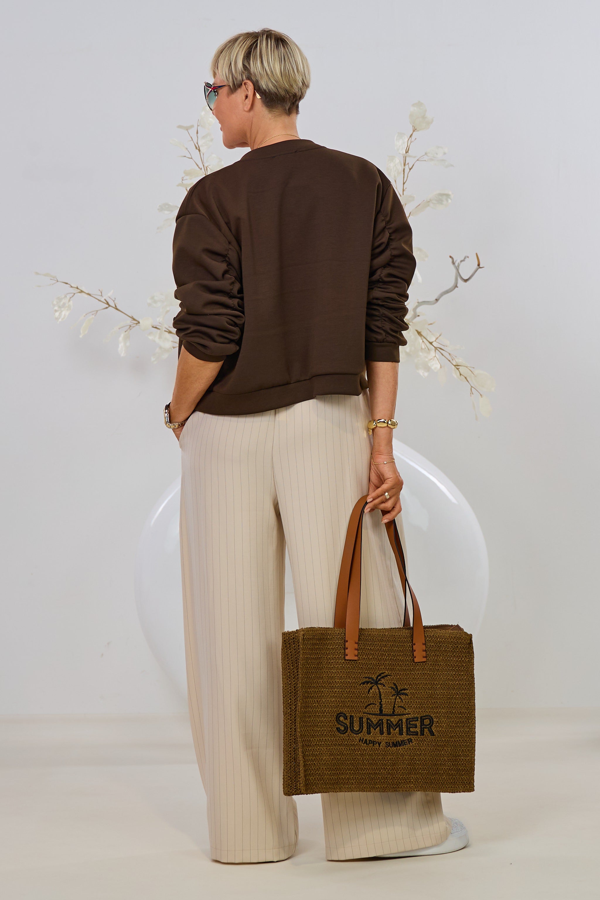 Nadelstreifen Hose mit besonderer Gürtelschlaufe, beige