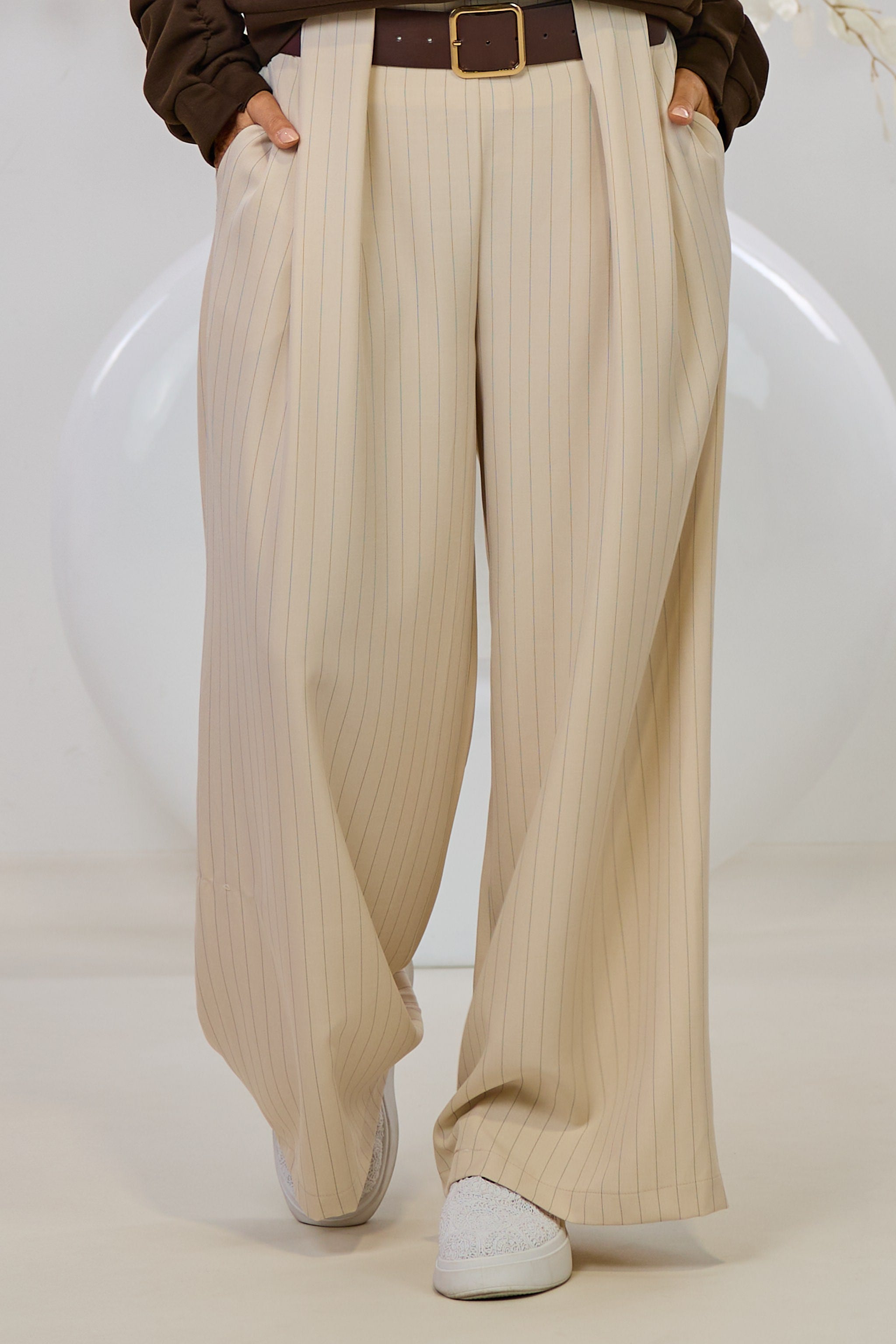Nadelstreifen Hose mit besonderer Gürtelschlaufe, beige