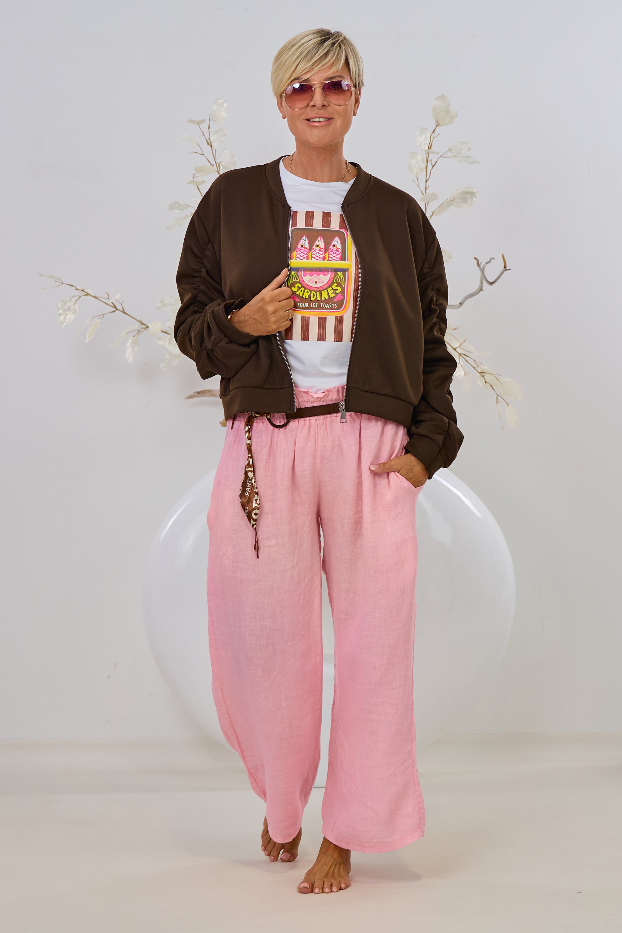 Weite Leinenhose mit besonderem Gürtel, rosa