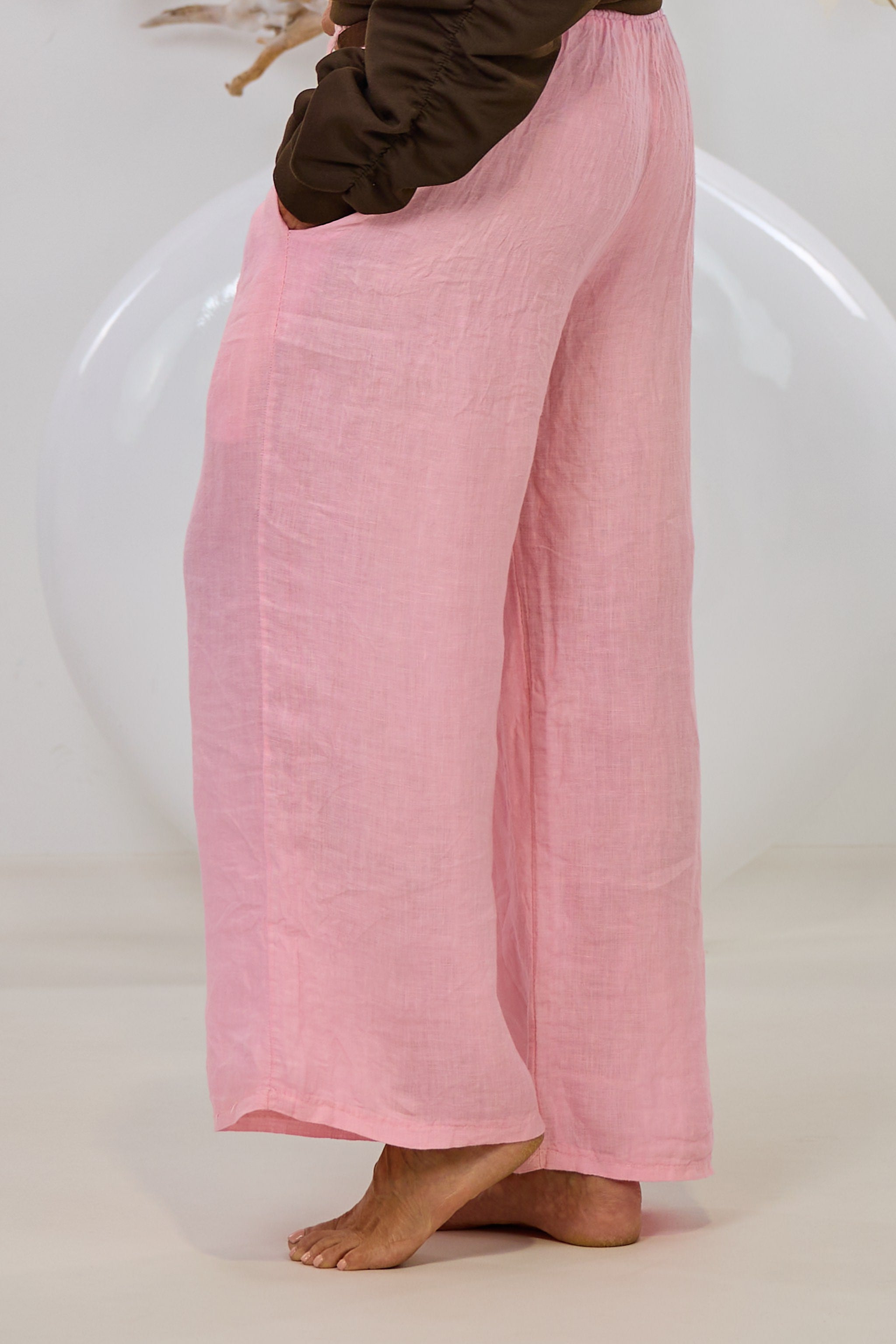Weite Leinenhose mit besonderem Gürtel, rosa