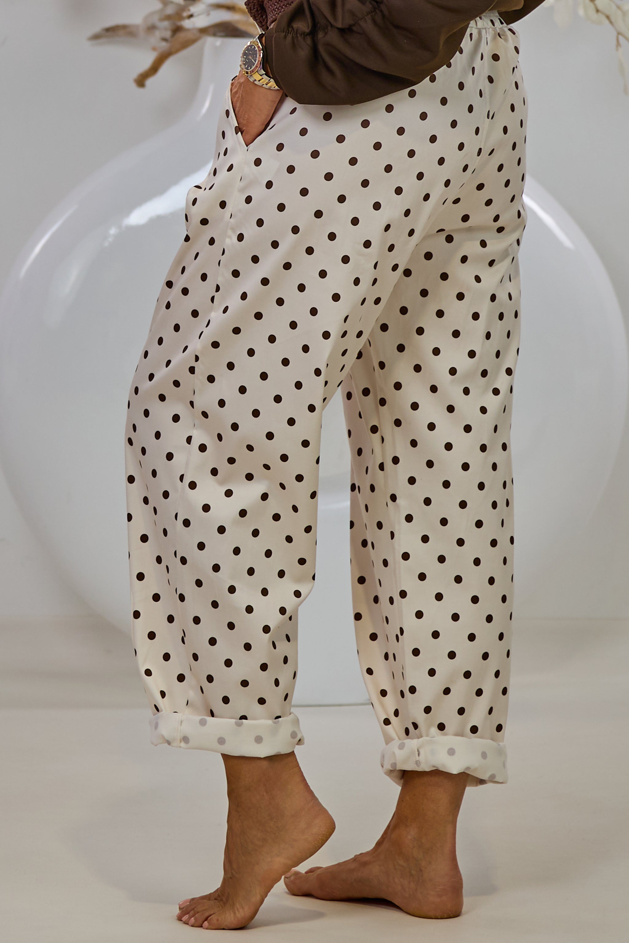 Gepunktete Hose mit Gürtel, hellbeige-braun