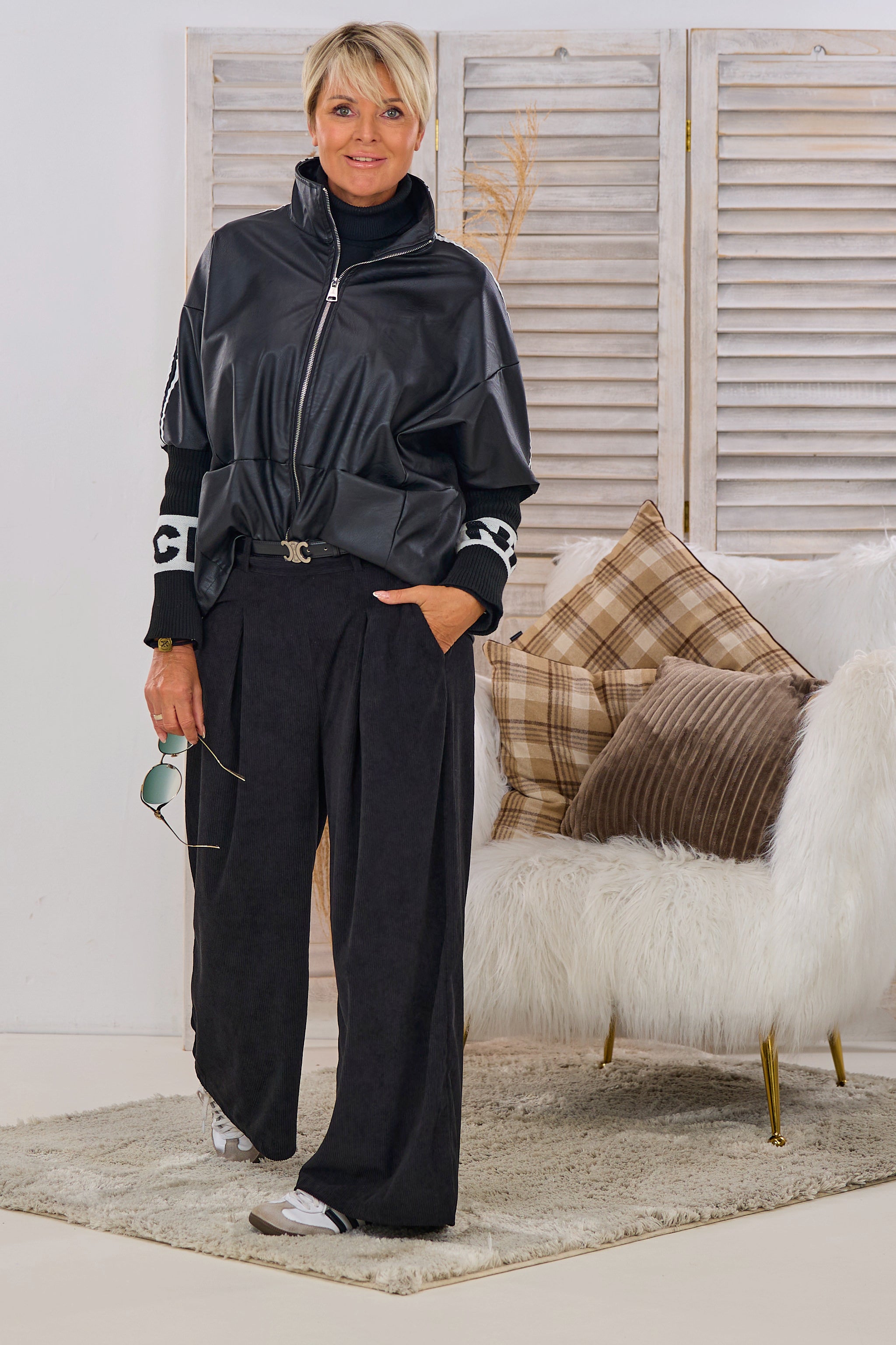 Stylische Kunstlederjacke mit Rippbündchen, schwarz