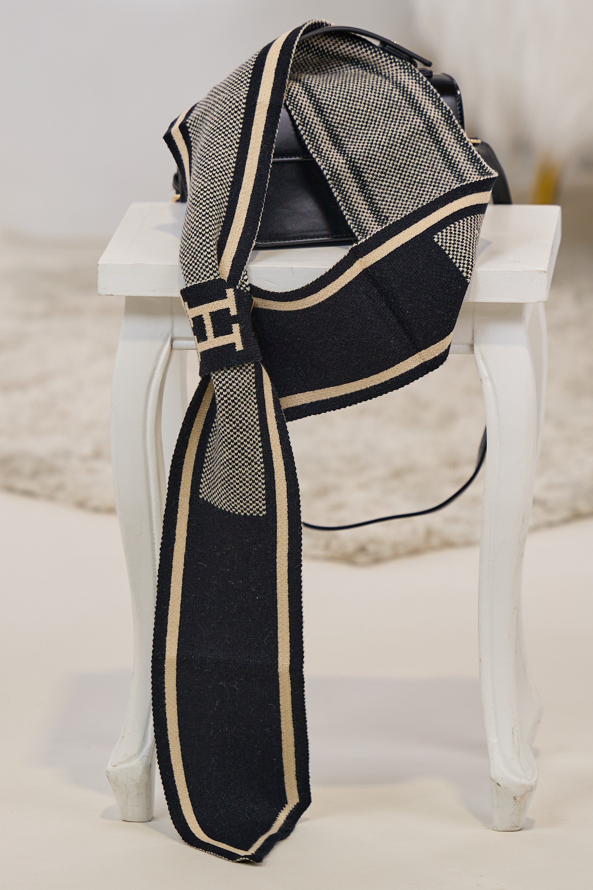 Schal mit Schlaufe, schwarz-beige