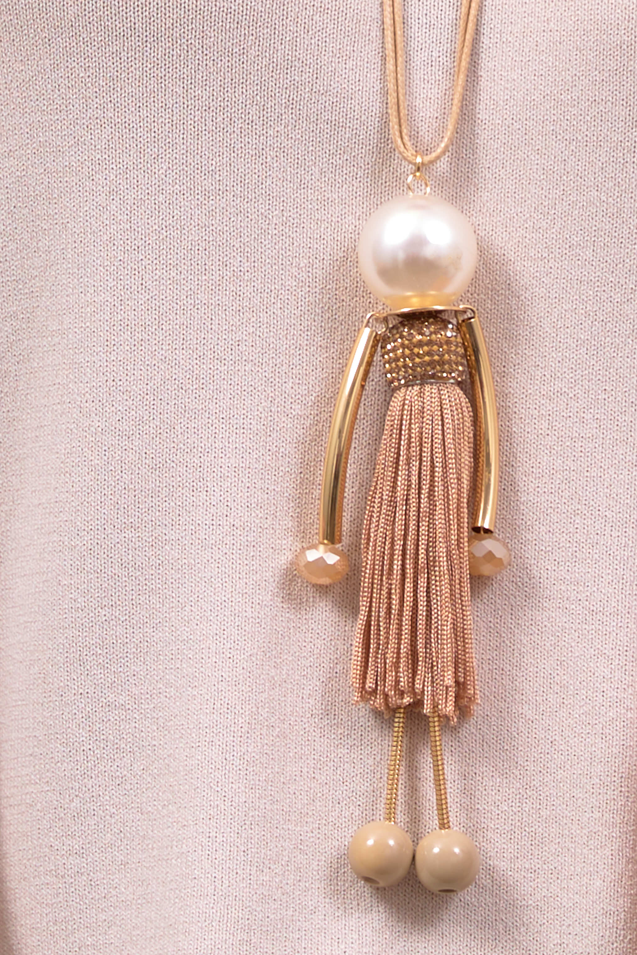 Necklace with figure, gold-camel