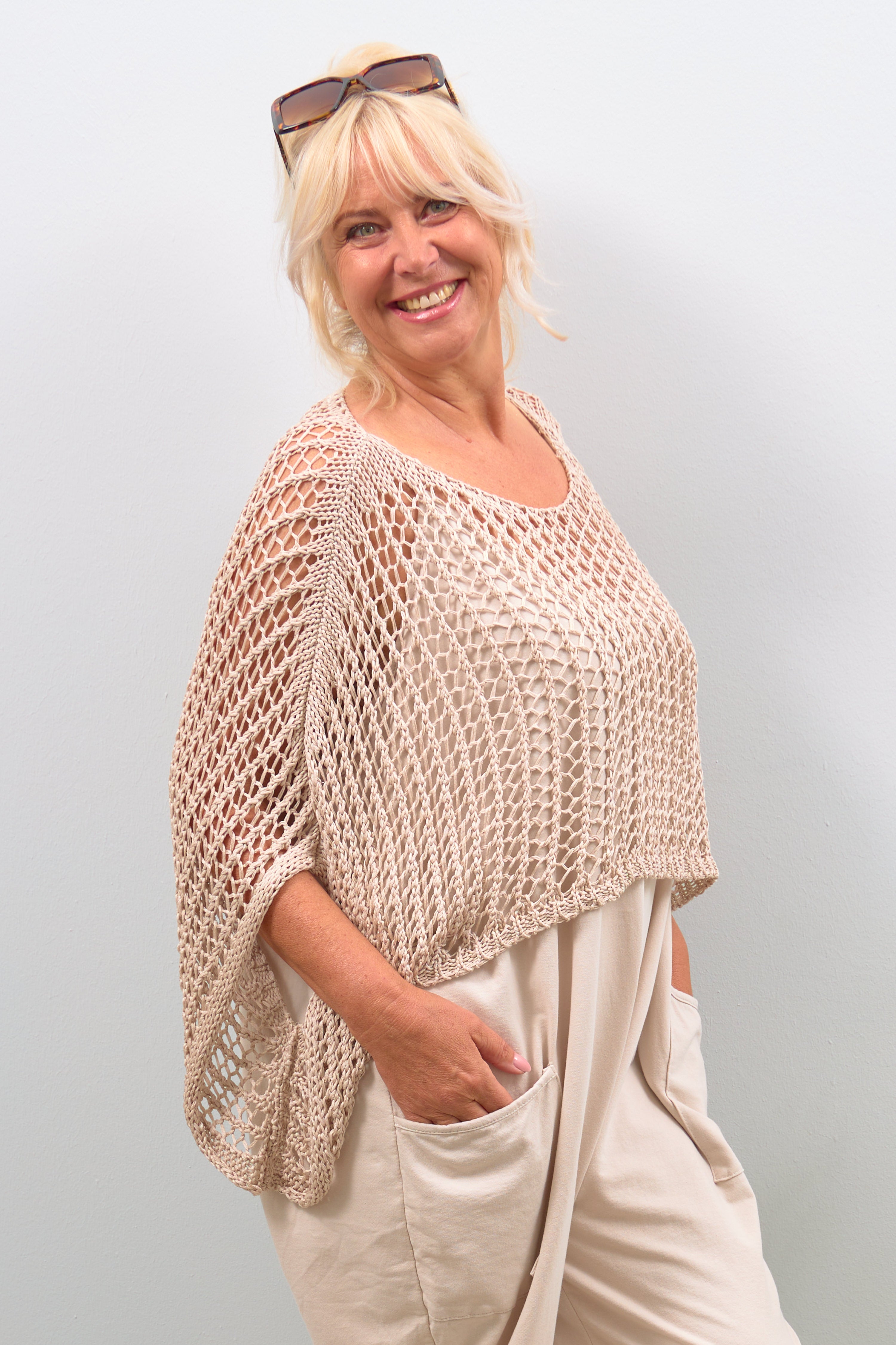 Coarse knitted poncho, beige