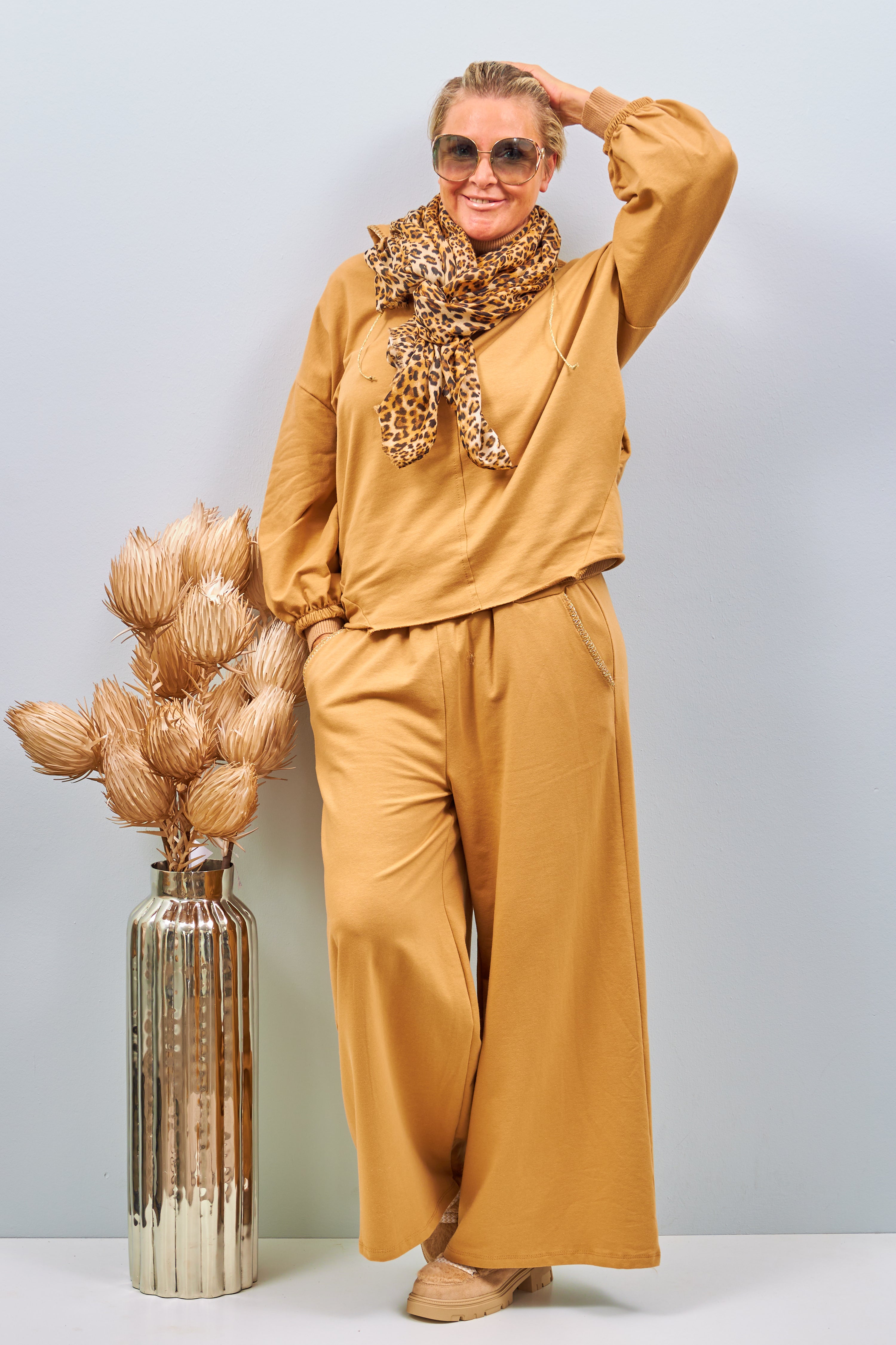 Loose 2-piece suit, camel-gold