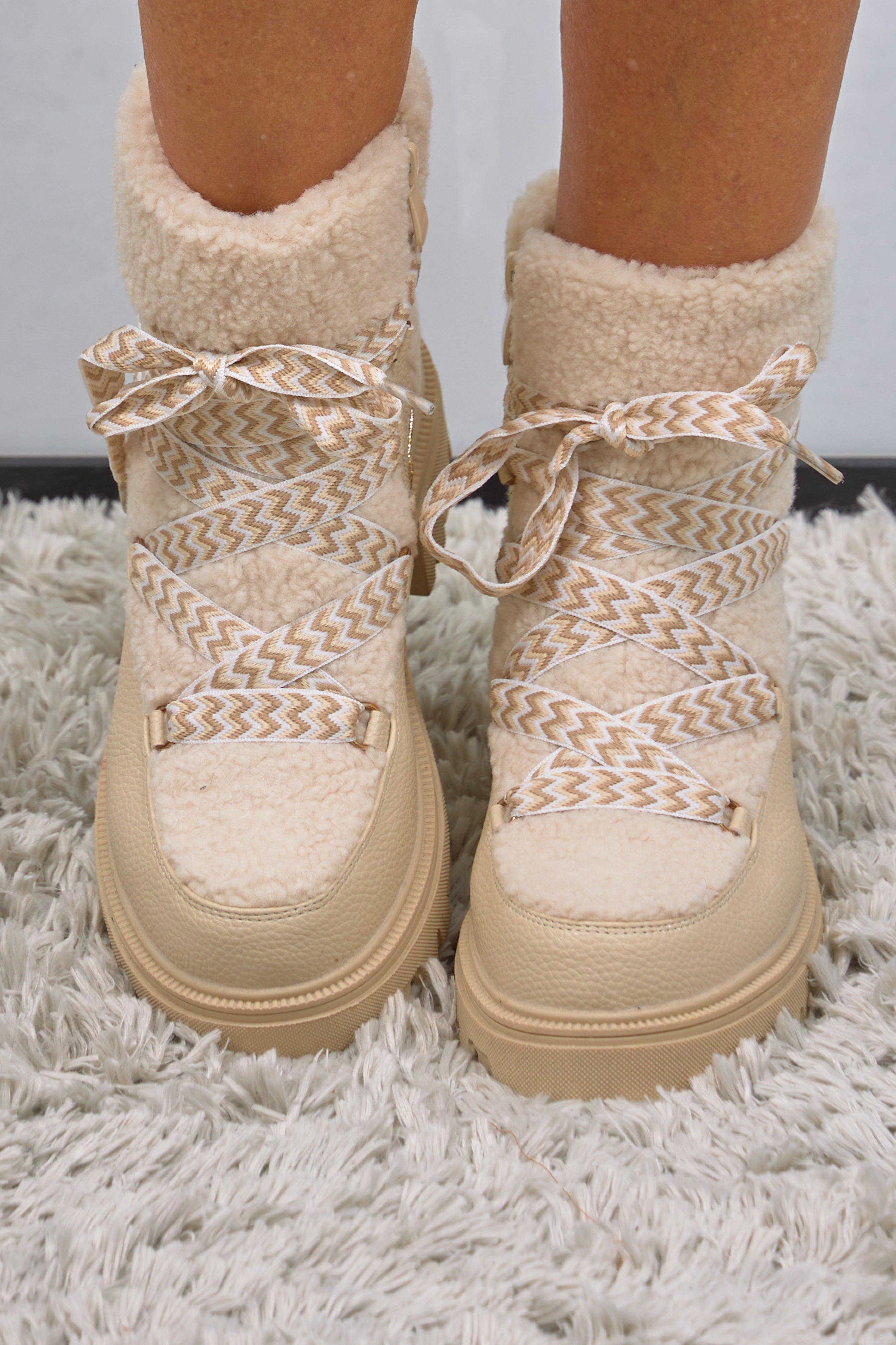 Boots with teddy fur, cream-gold