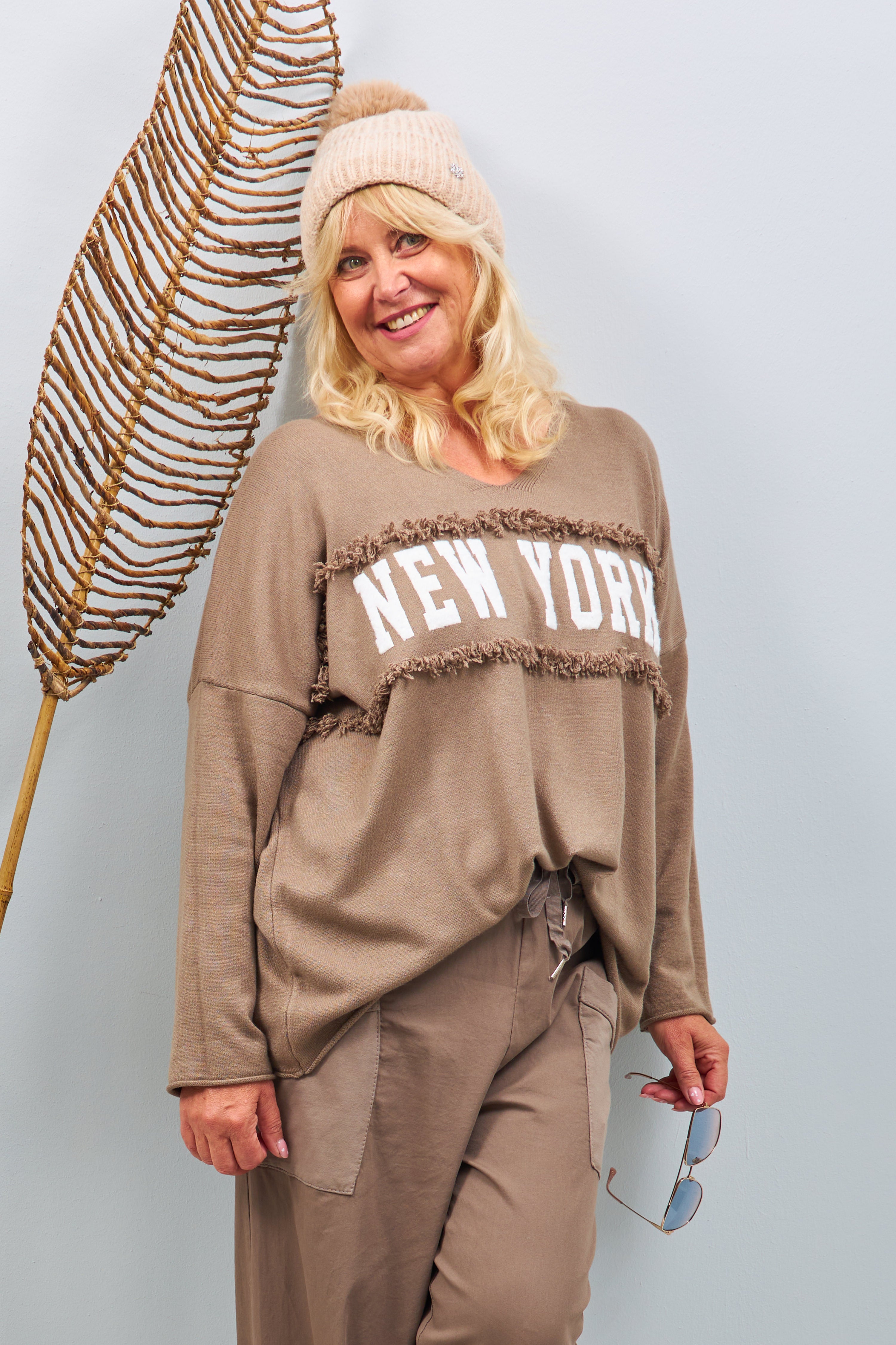 Sweater with flocked lettering NewYork, taupe
