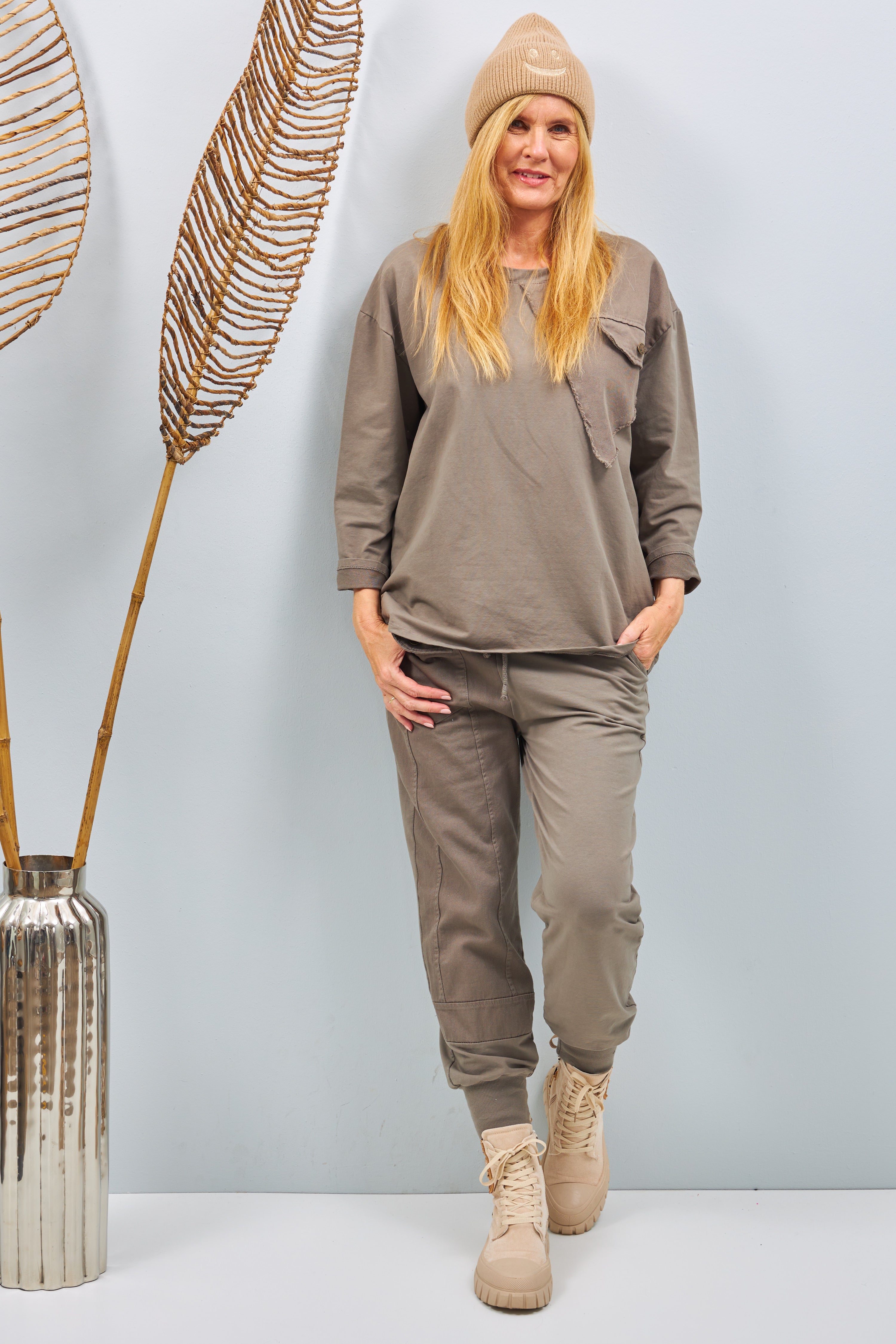 Pants with patch pocket and cuffs, taupe