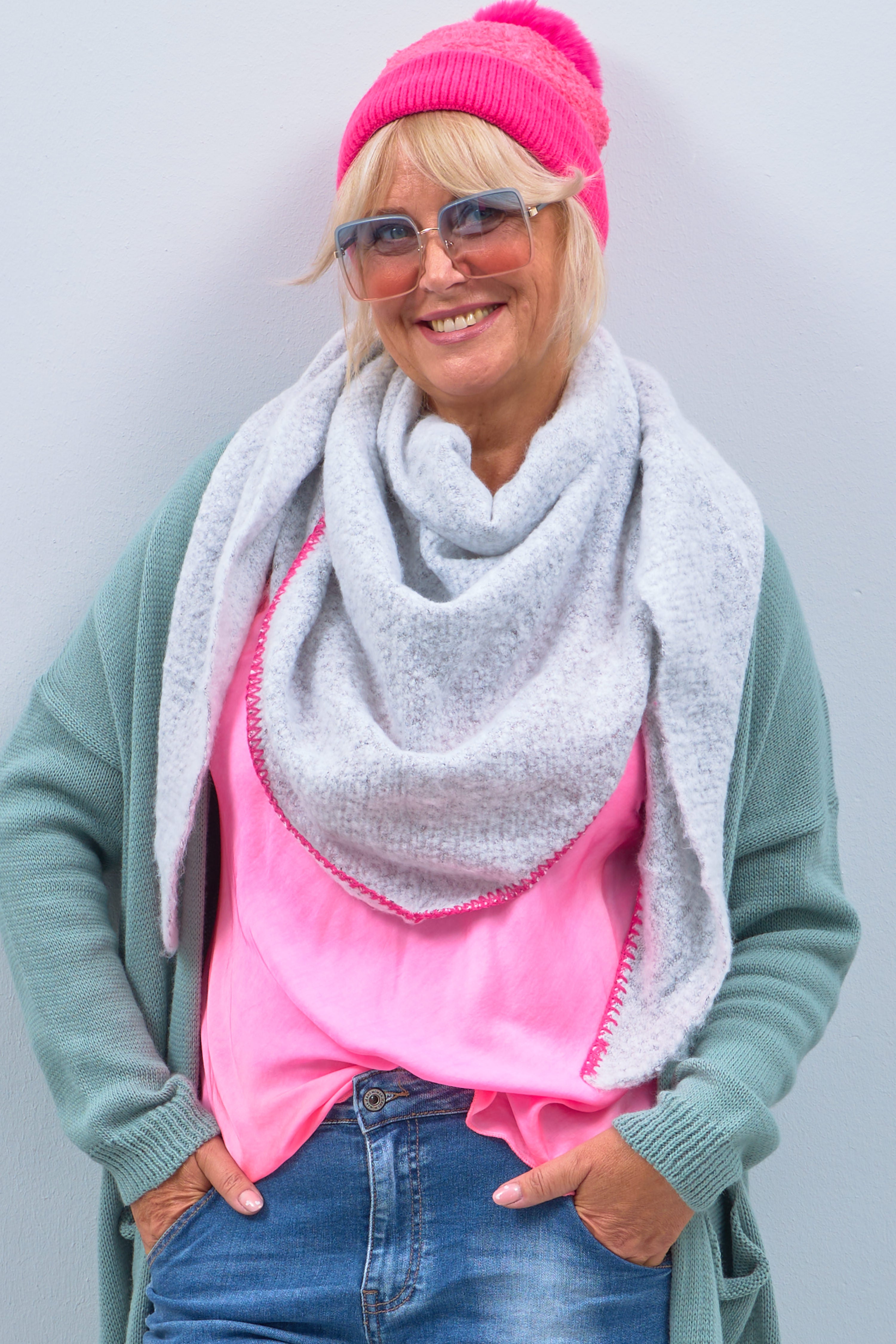 Fluffy triangular scarf, grey-pink