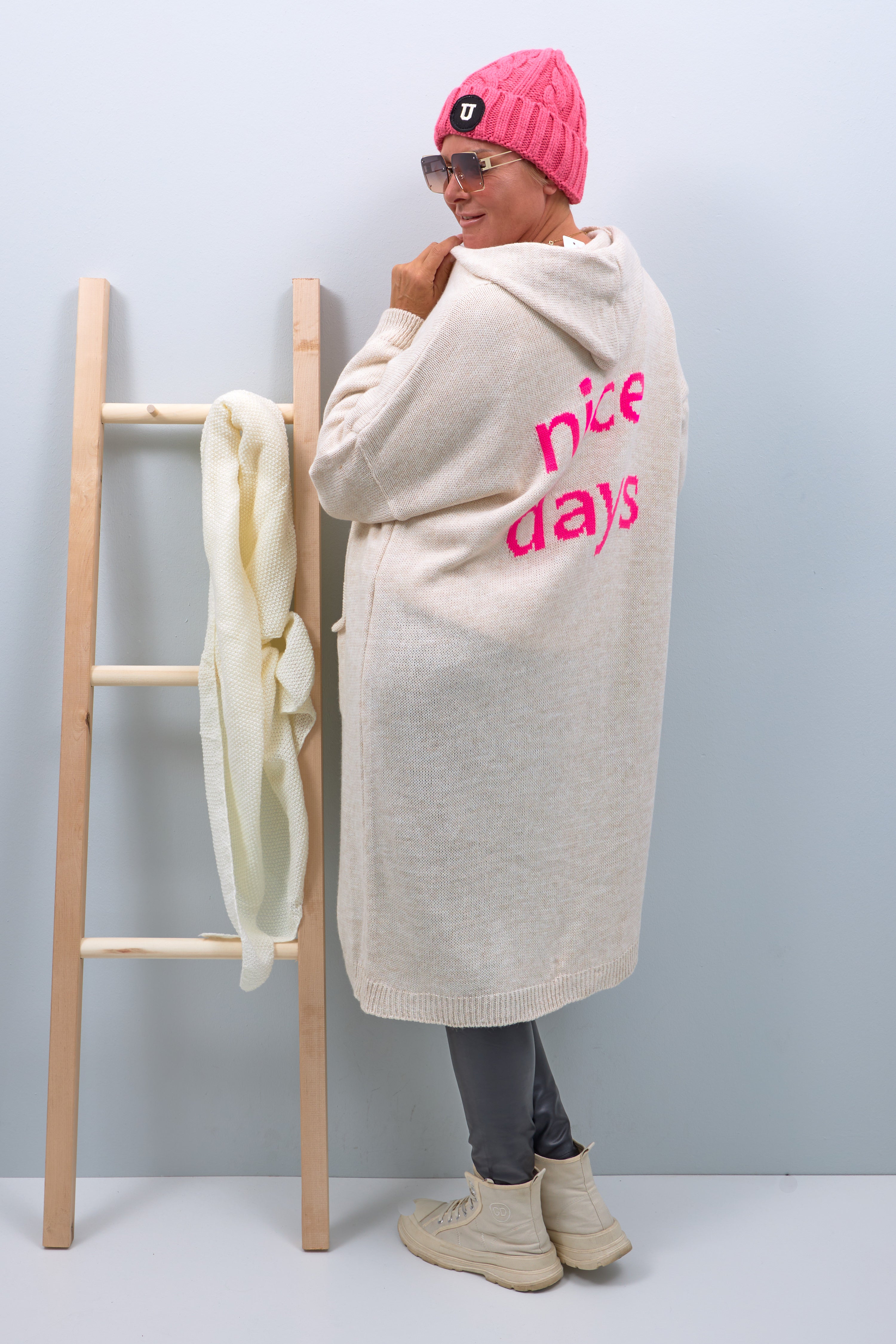 Lange Strickjacke mit Kapuze und Schriftzug "nice days", beige-pink