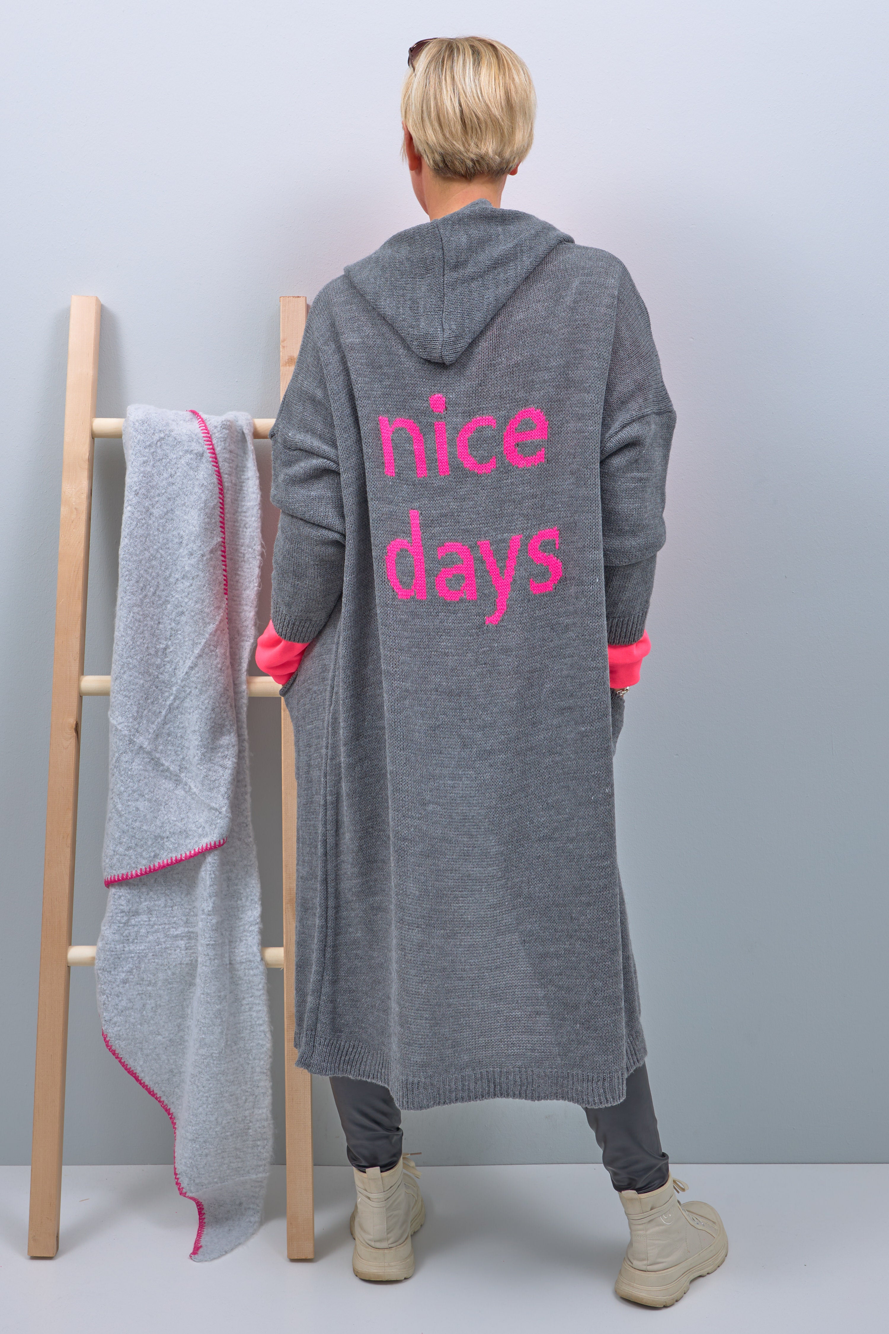 Lange Strickjacke mit Kapuze und Schriftzug "nice days", grau-pink