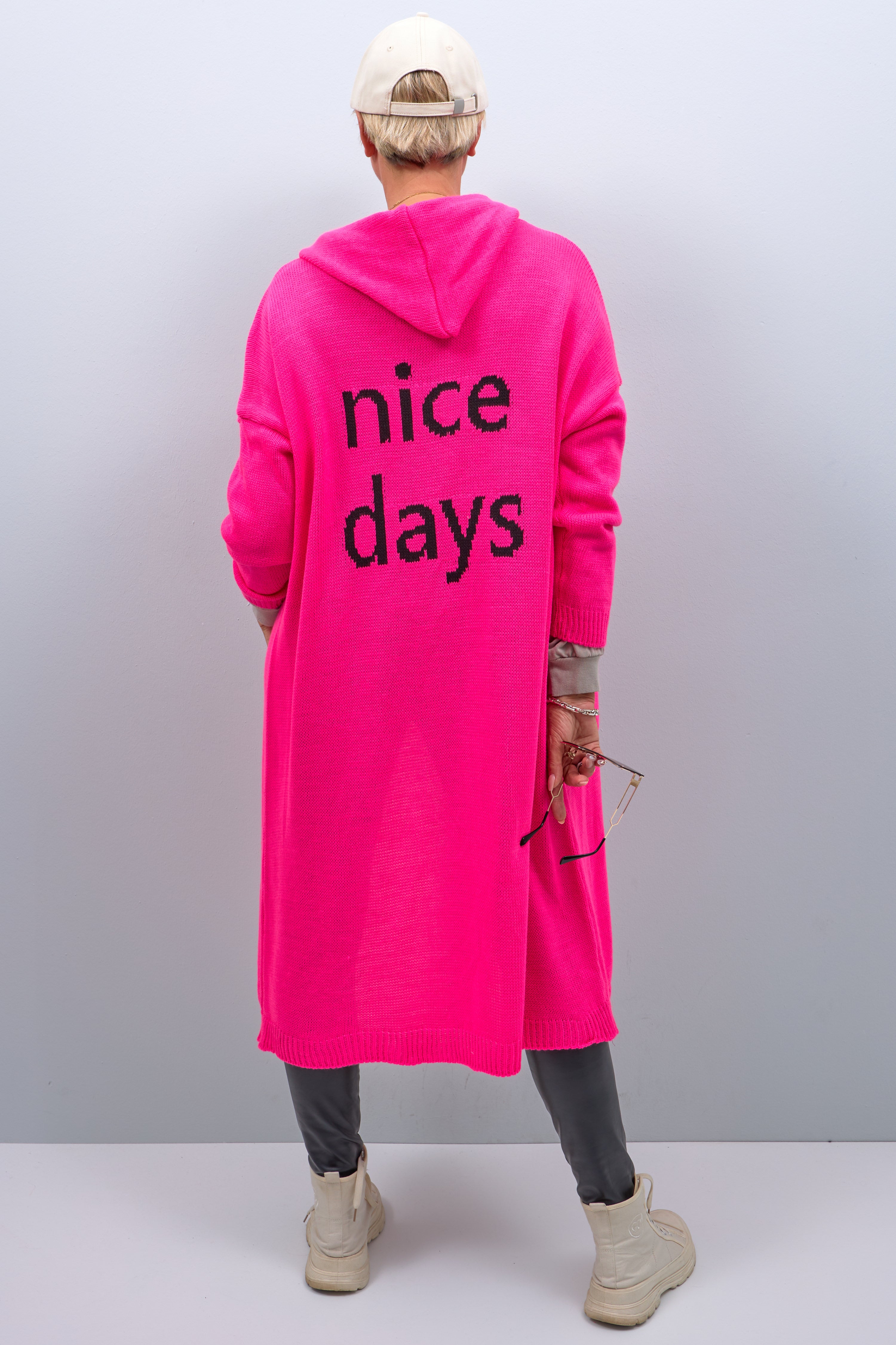 Lange Strickjacke mit Kapuze und Schriftzug "nice days", pink-schwarz