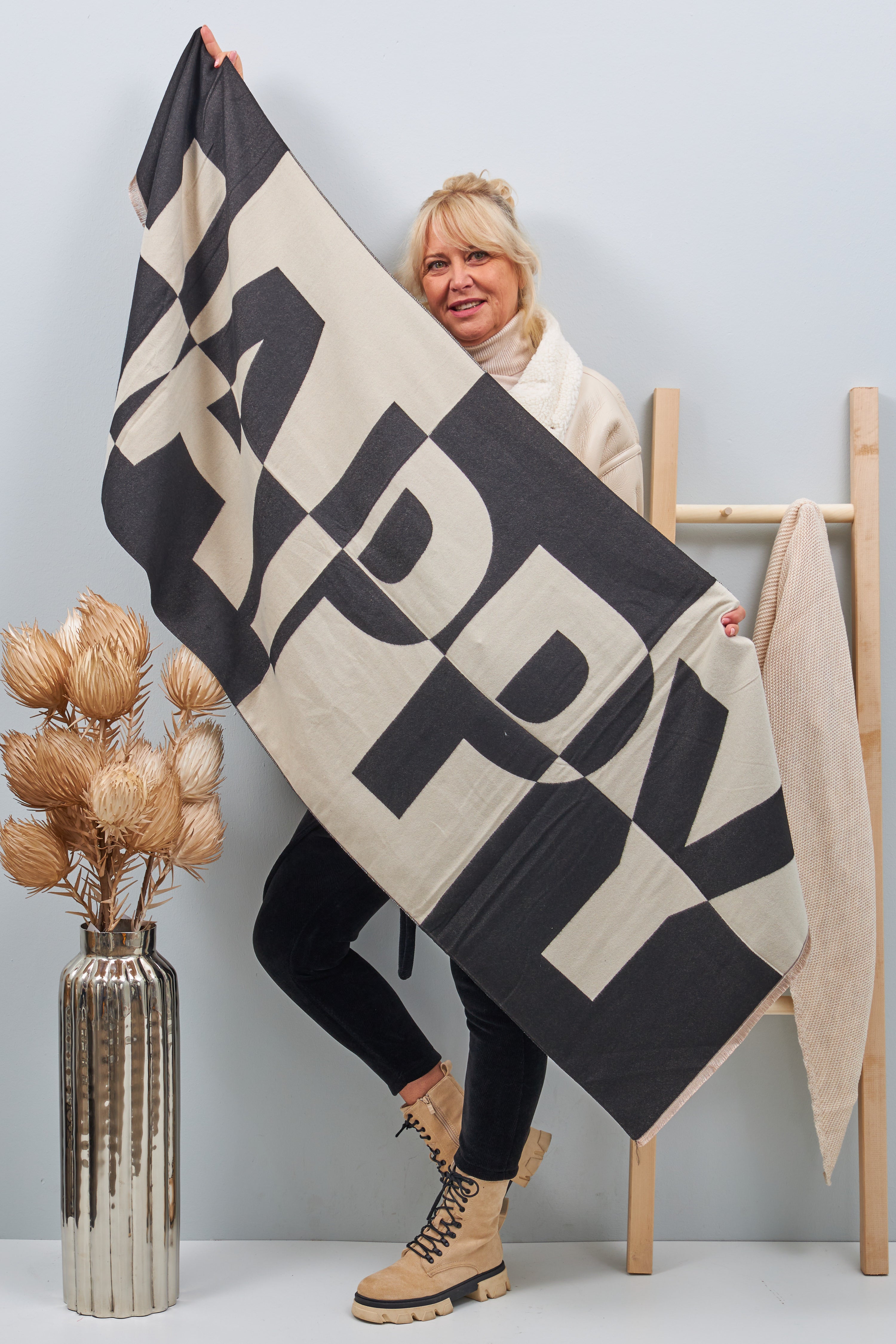 Scarf with Happy-lettering, black and beige