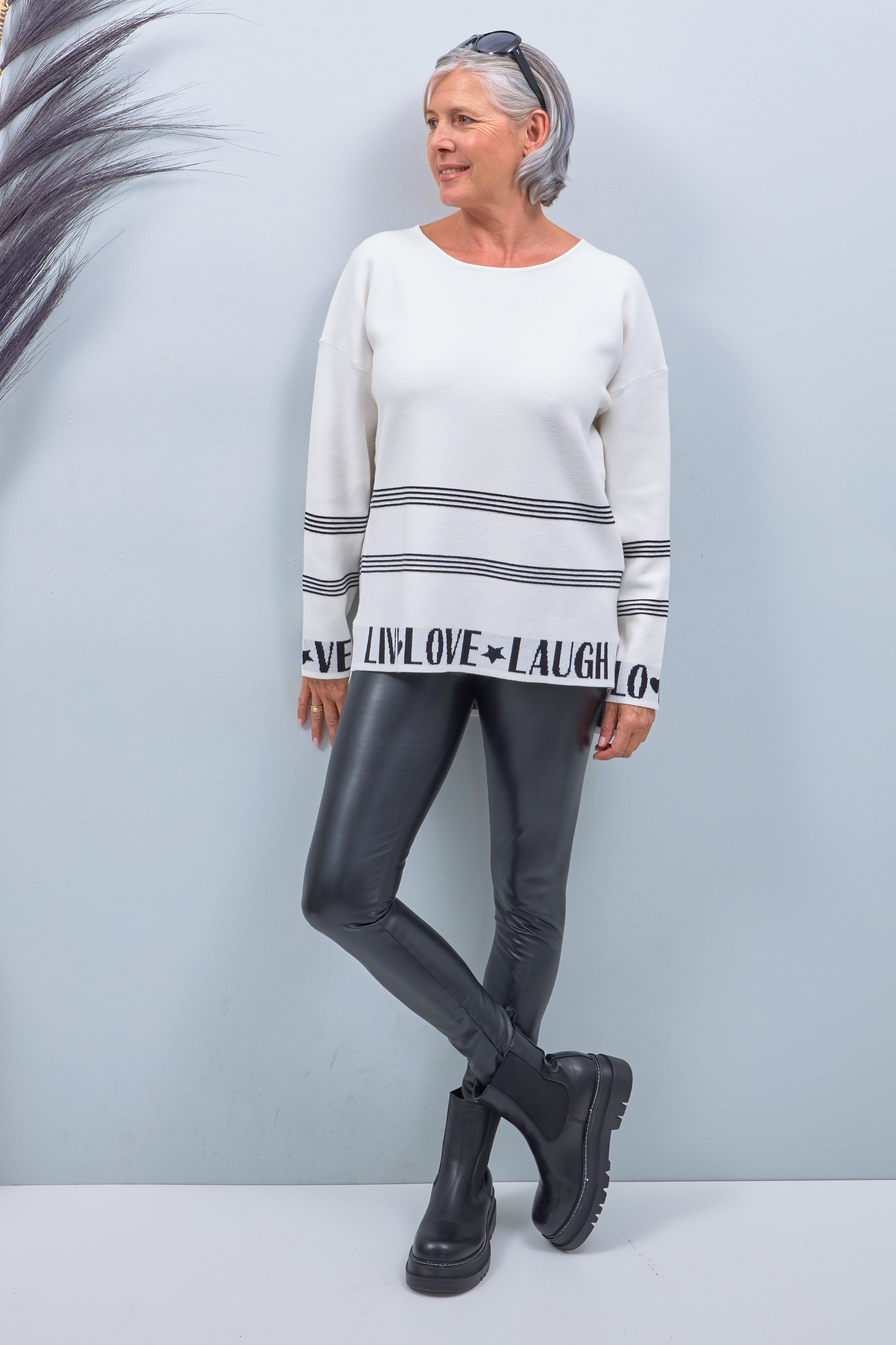 Weicher Strick-Pullover mit Live-Schriftzug, ecru