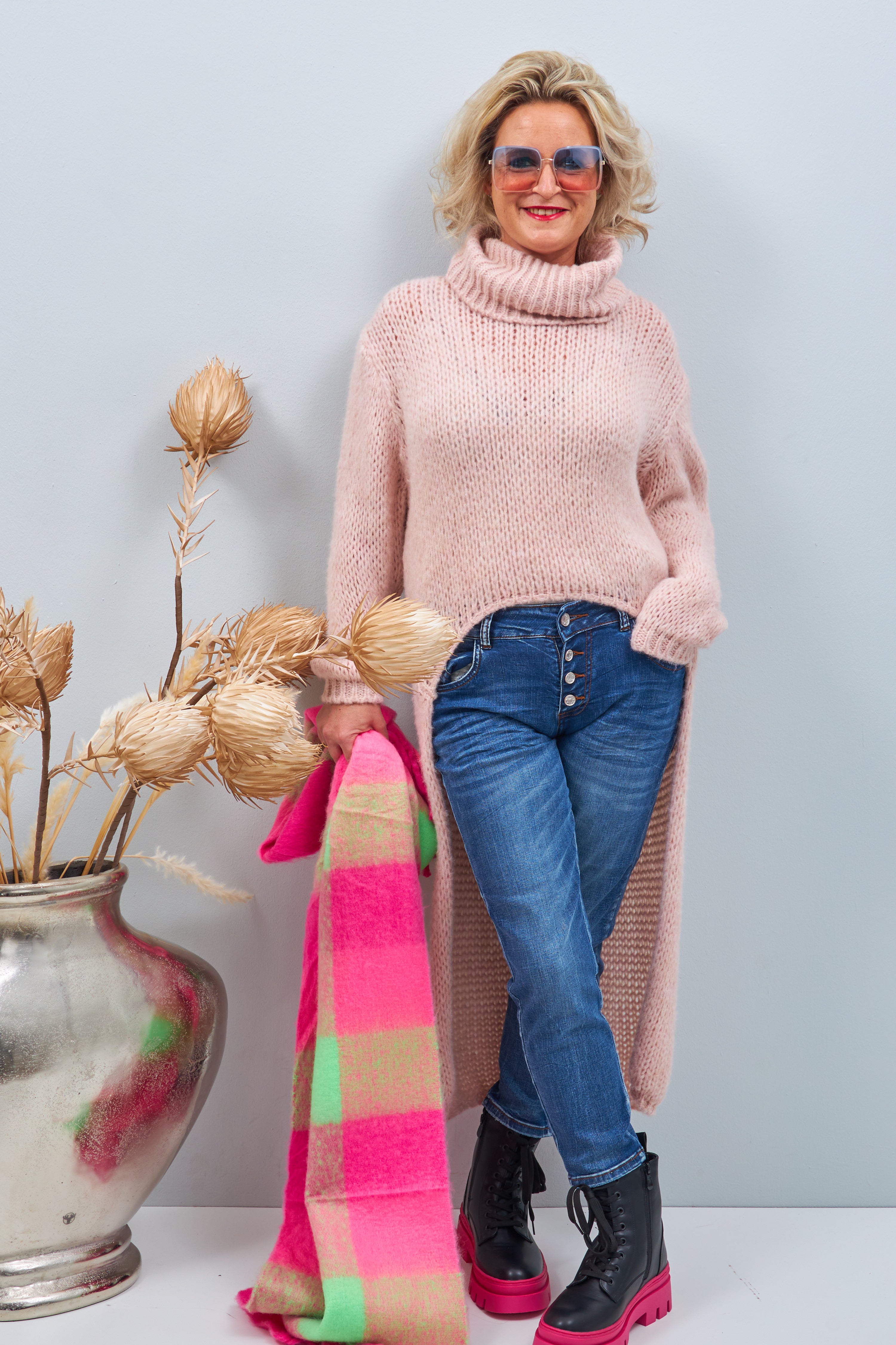 Long sweater with turtleneck, long at the back, dusky pink