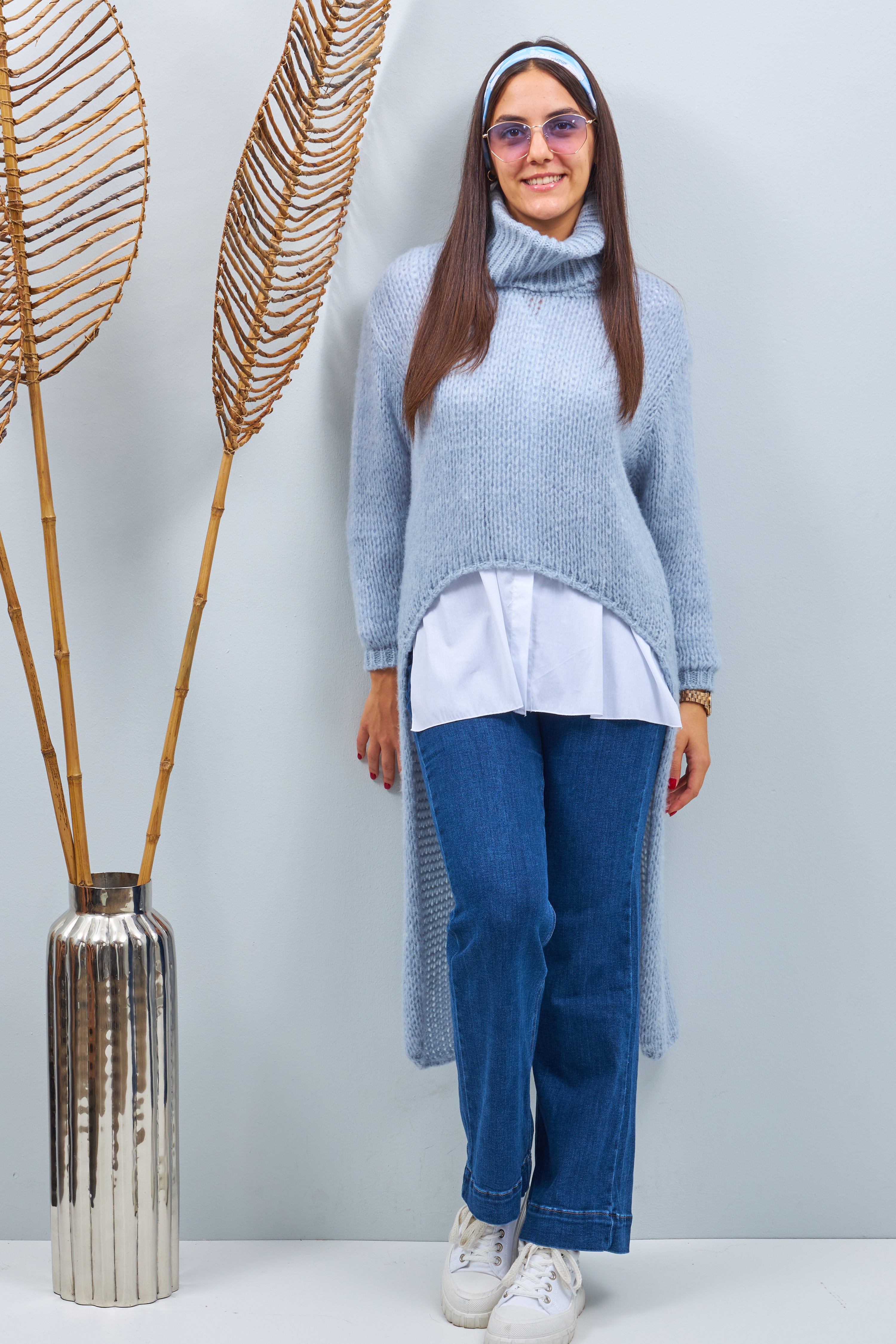 Long sweater with turtleneck, long at the back, powder blue