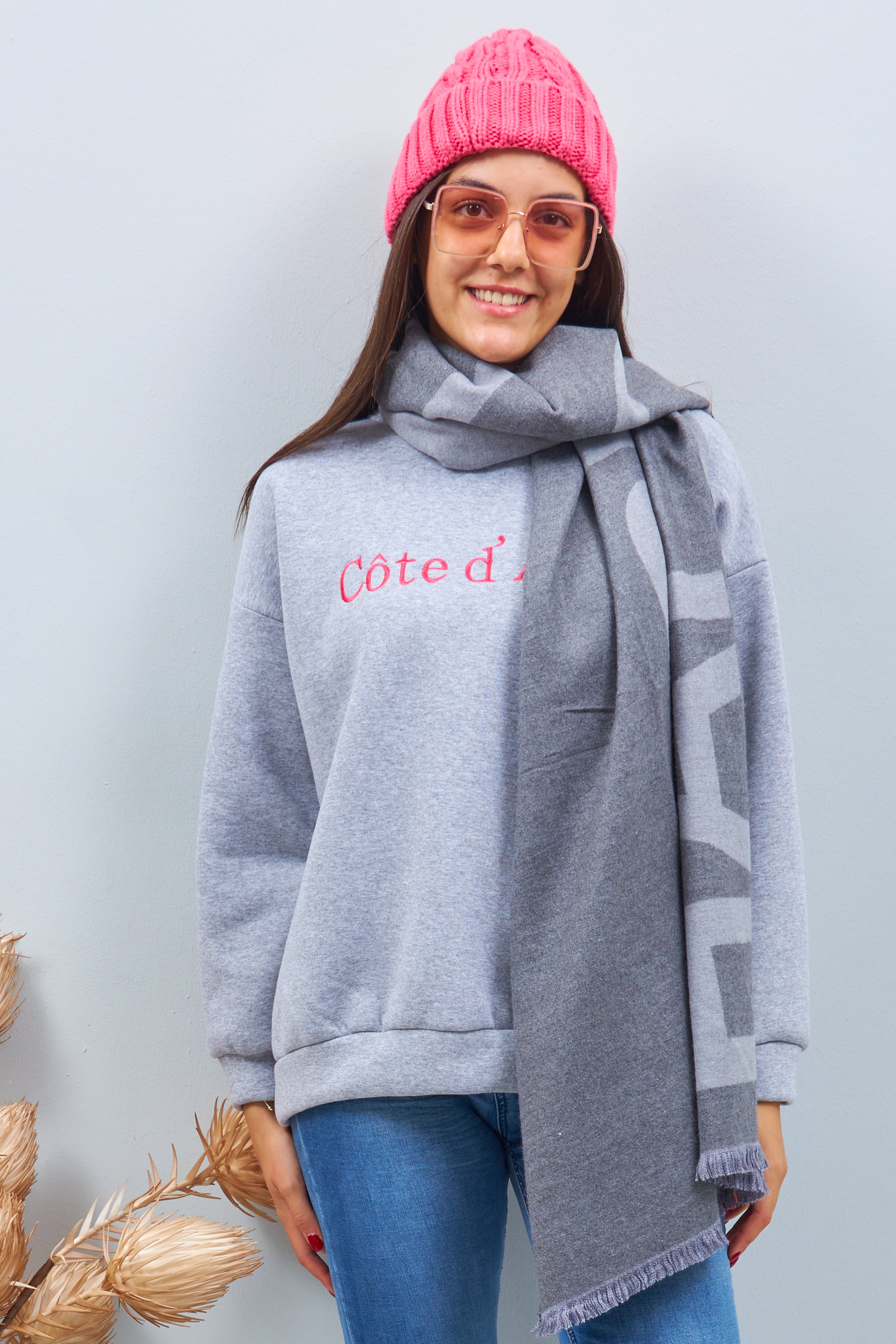 Scarf with Happy lettering, light grey