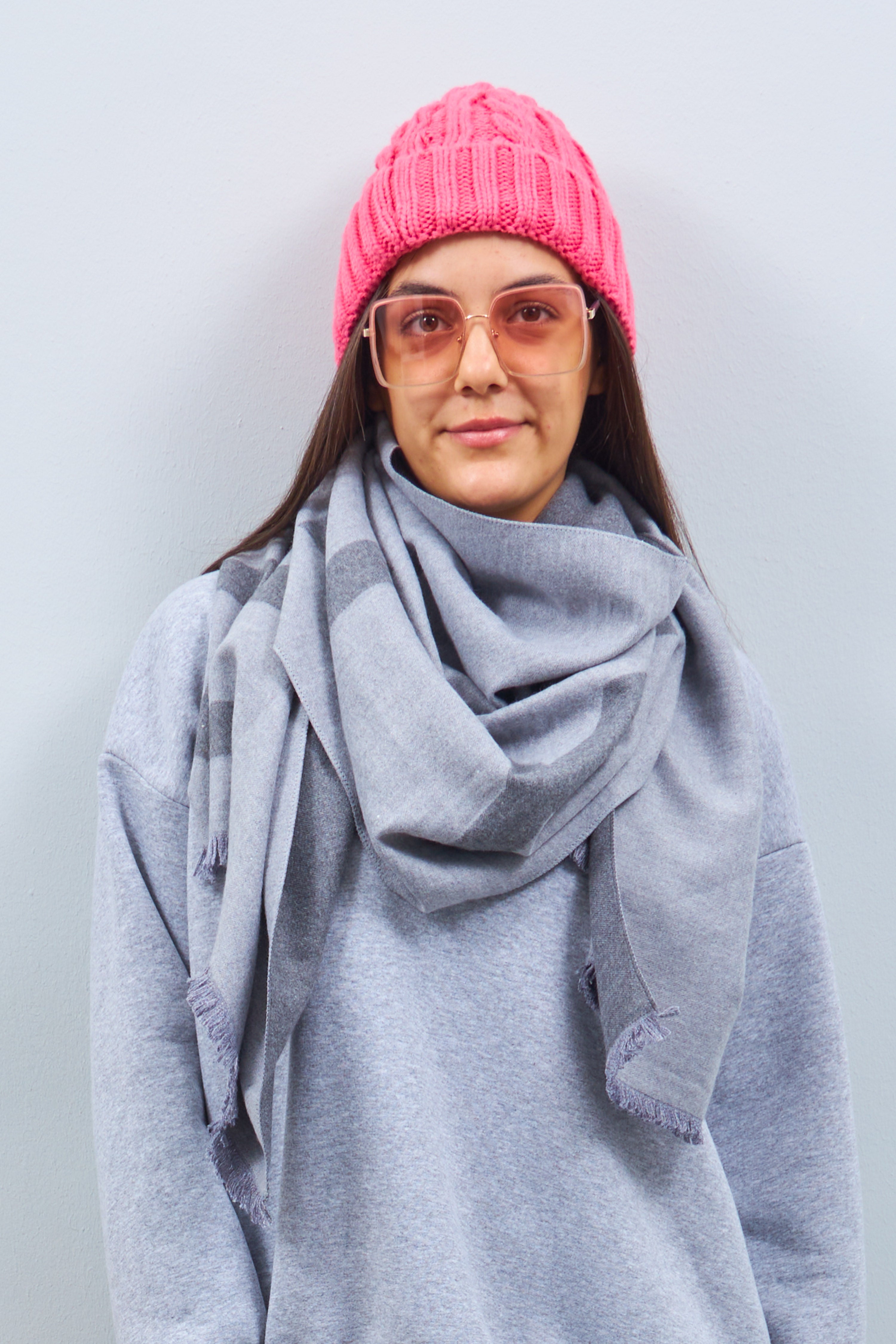 Scarf with Happy lettering, light grey