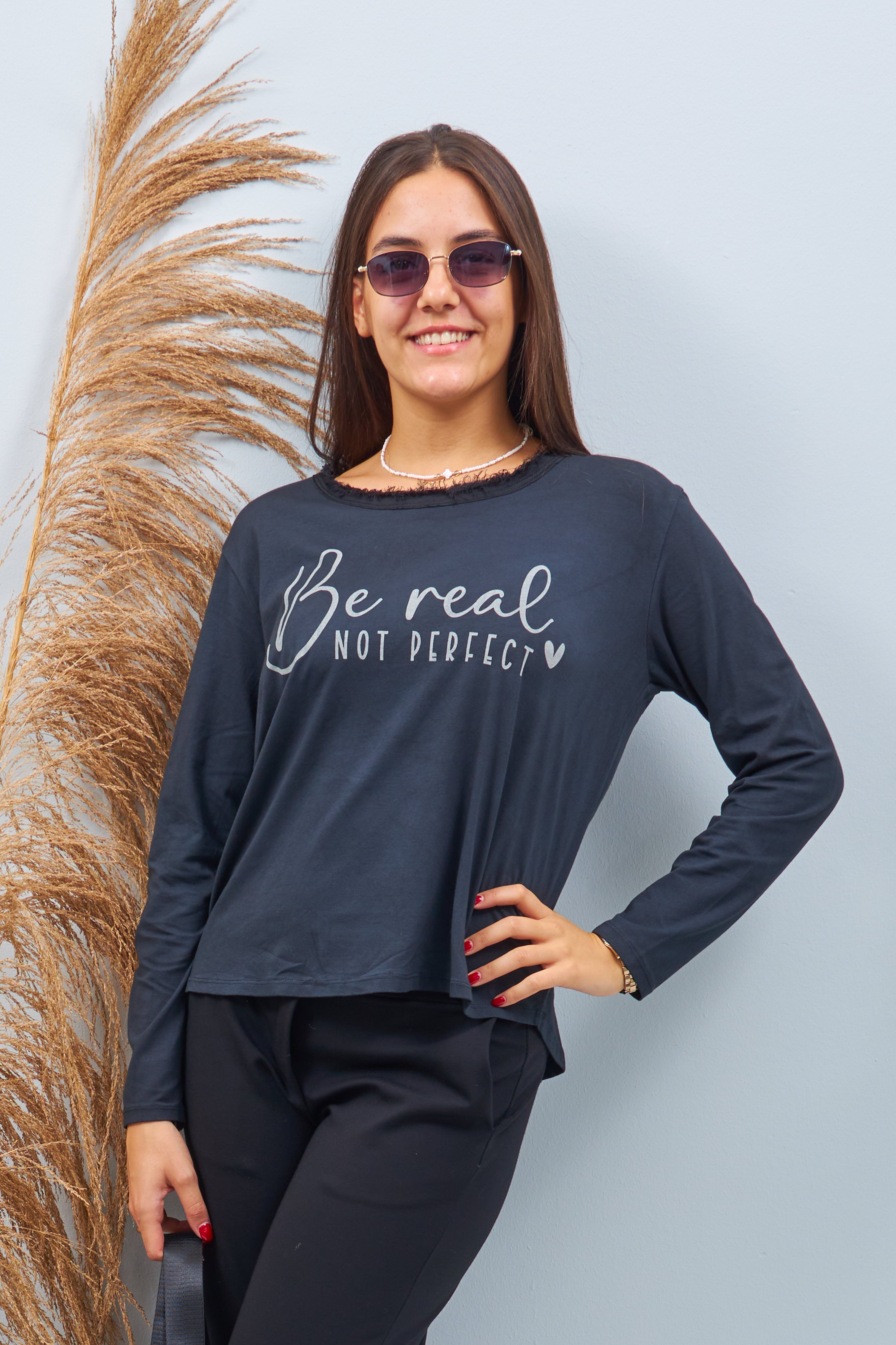 Shirt with the lettering “Be real NOT PERFECT”, black and beige
