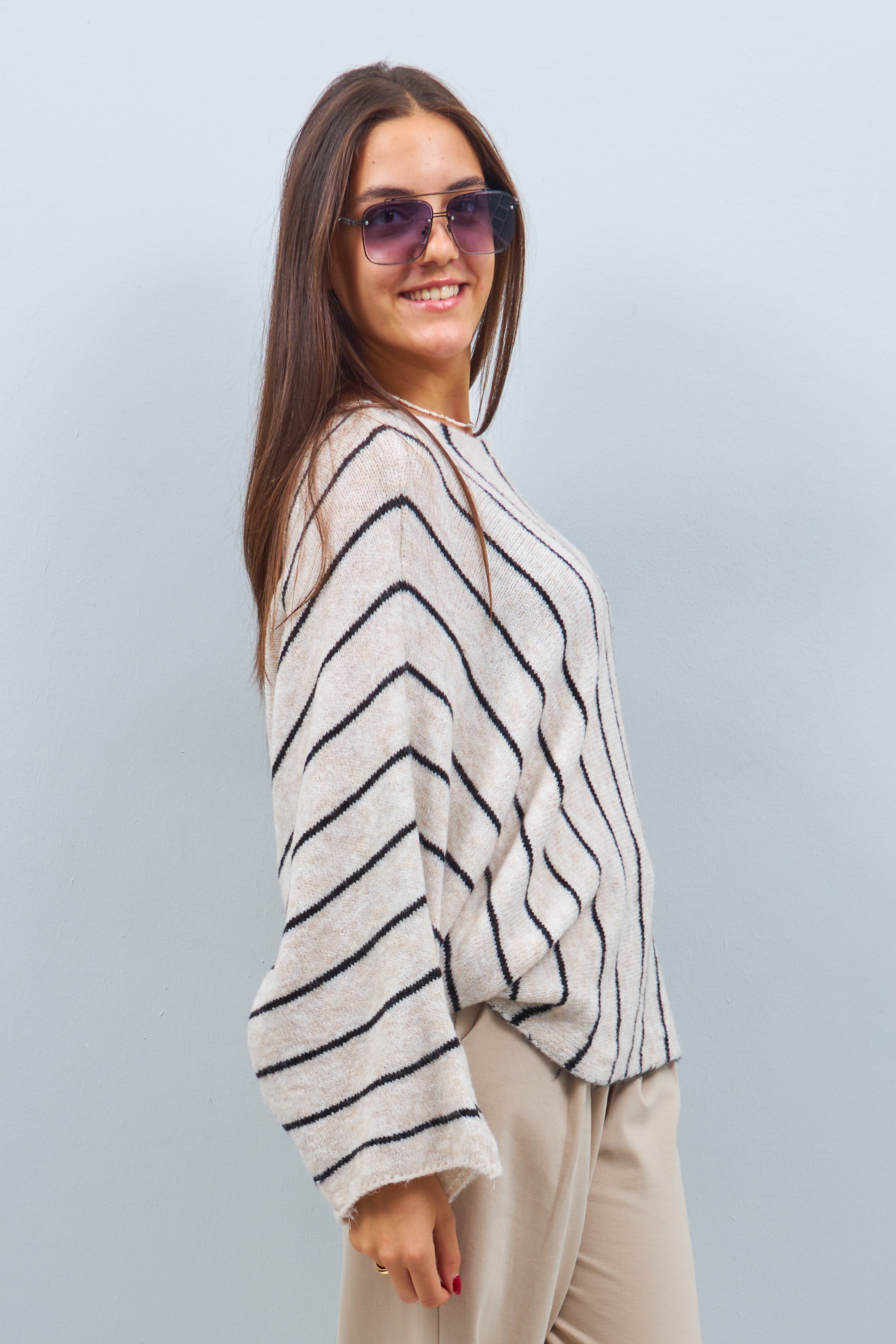 Knitted sweater with batwing sleeves, beige-black