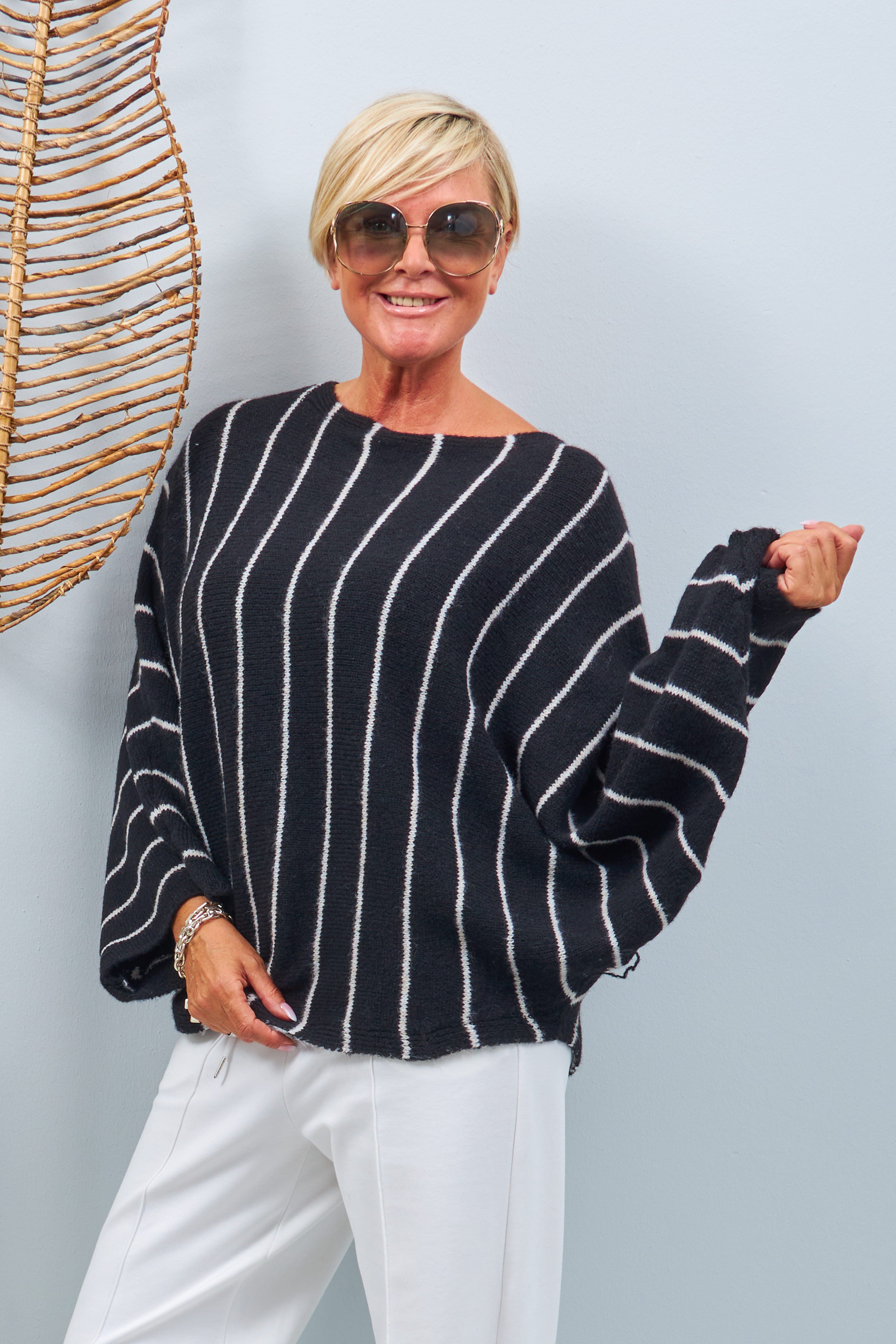 Knitted sweater with batwing sleeves, black-ecru