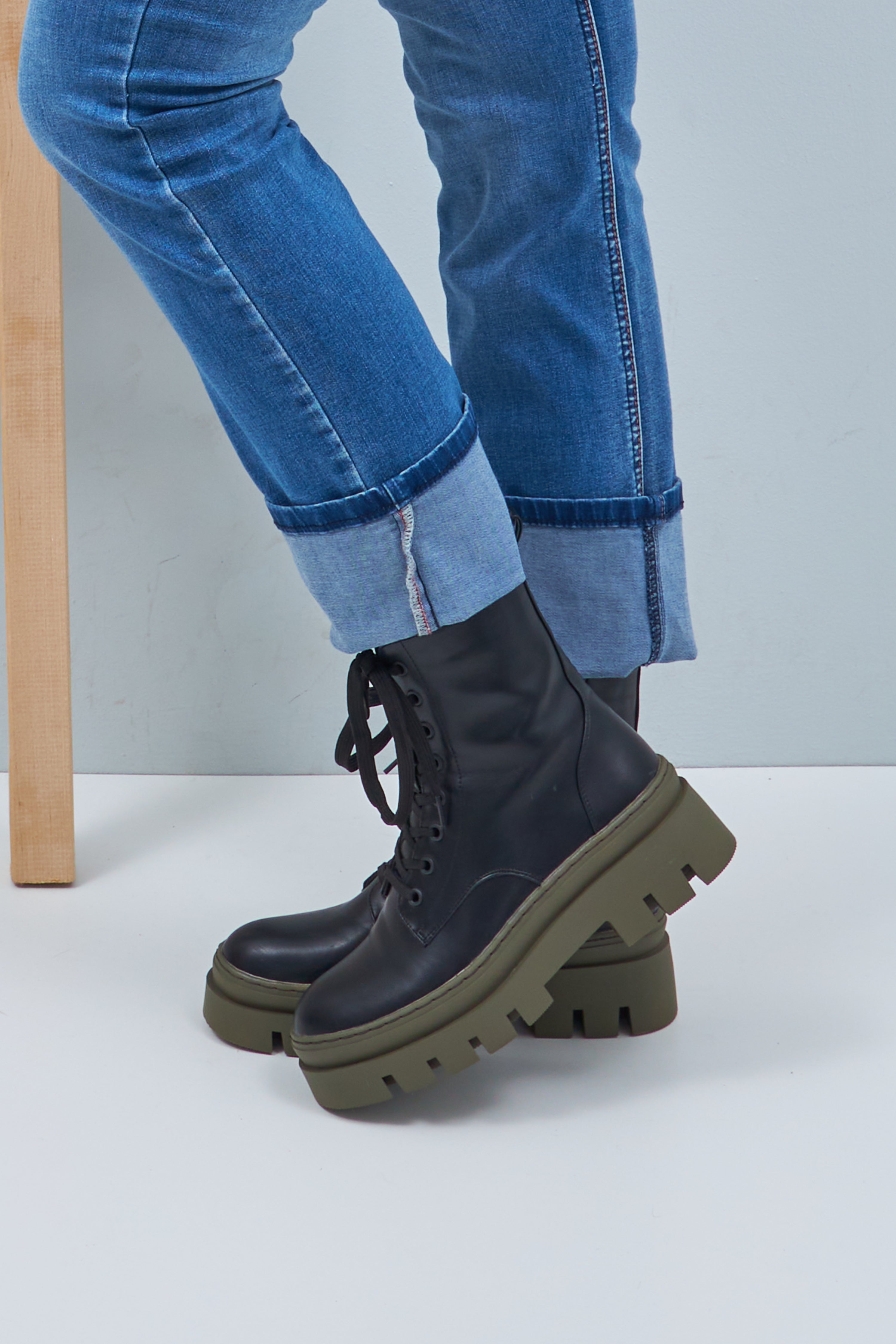Boots with colored sole, black-khaki