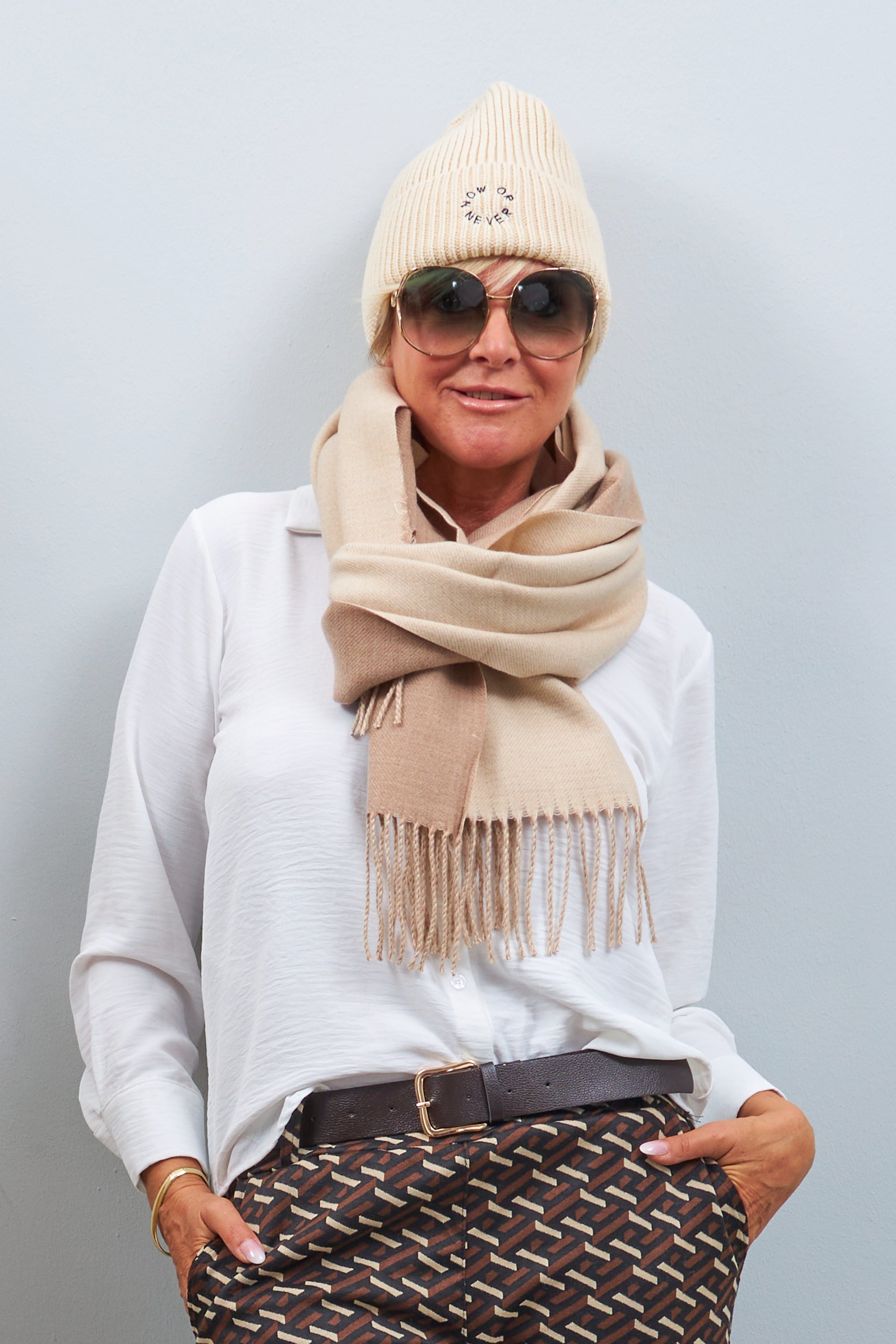 Scarf with fringes, camel