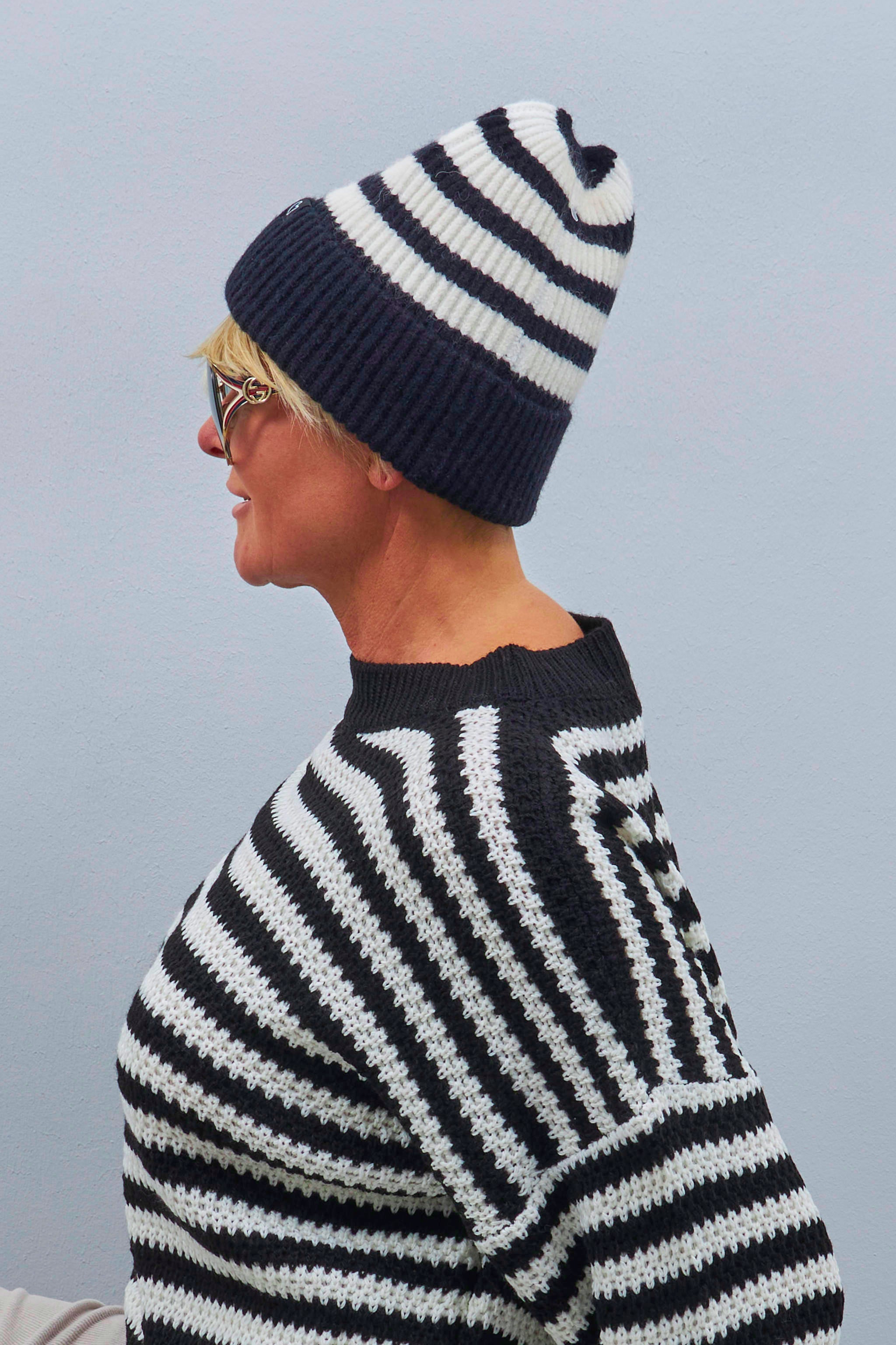 Cap with stripes, black-white