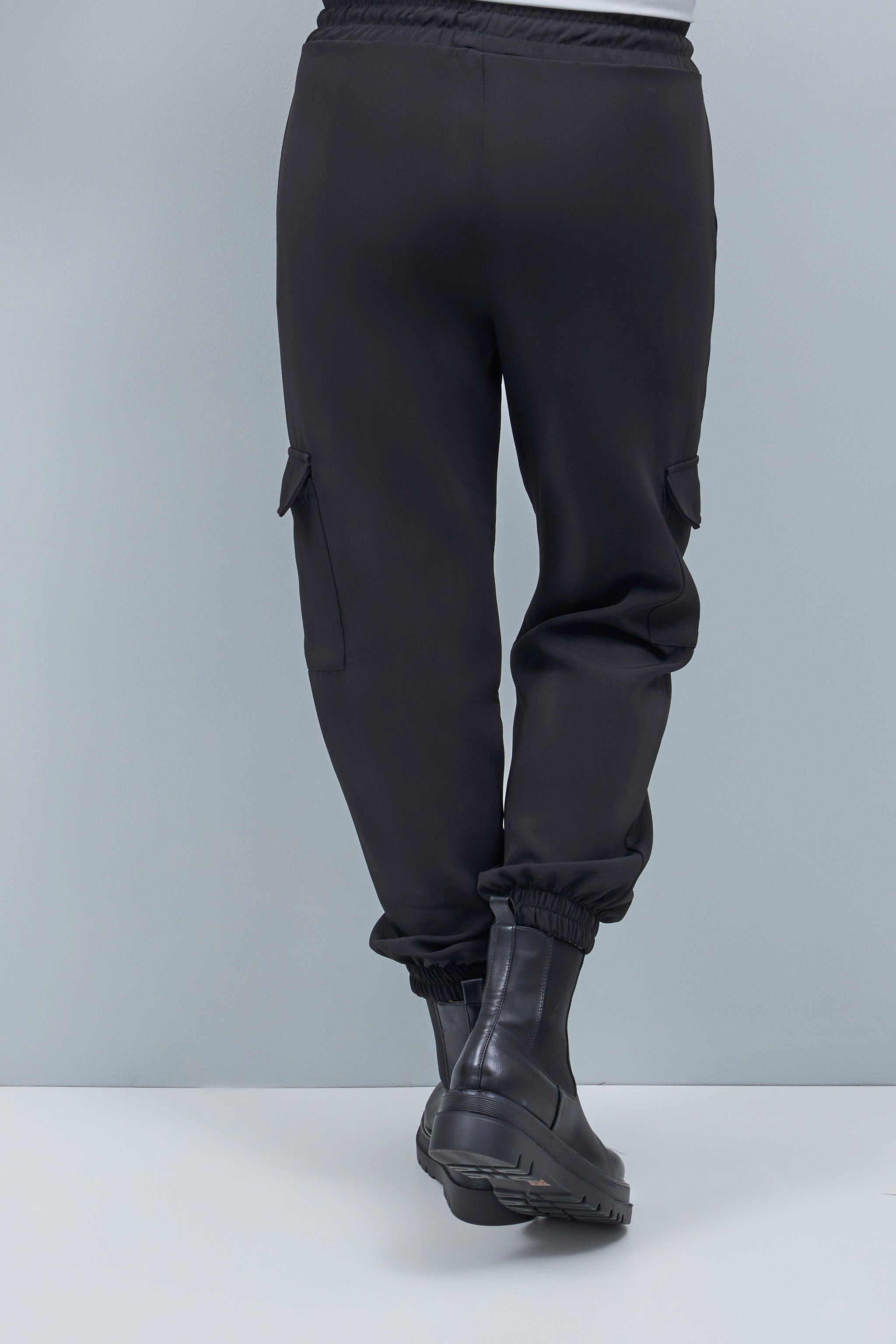 Hose mit aufgesetzten Taschen und Bündchen, schwarz