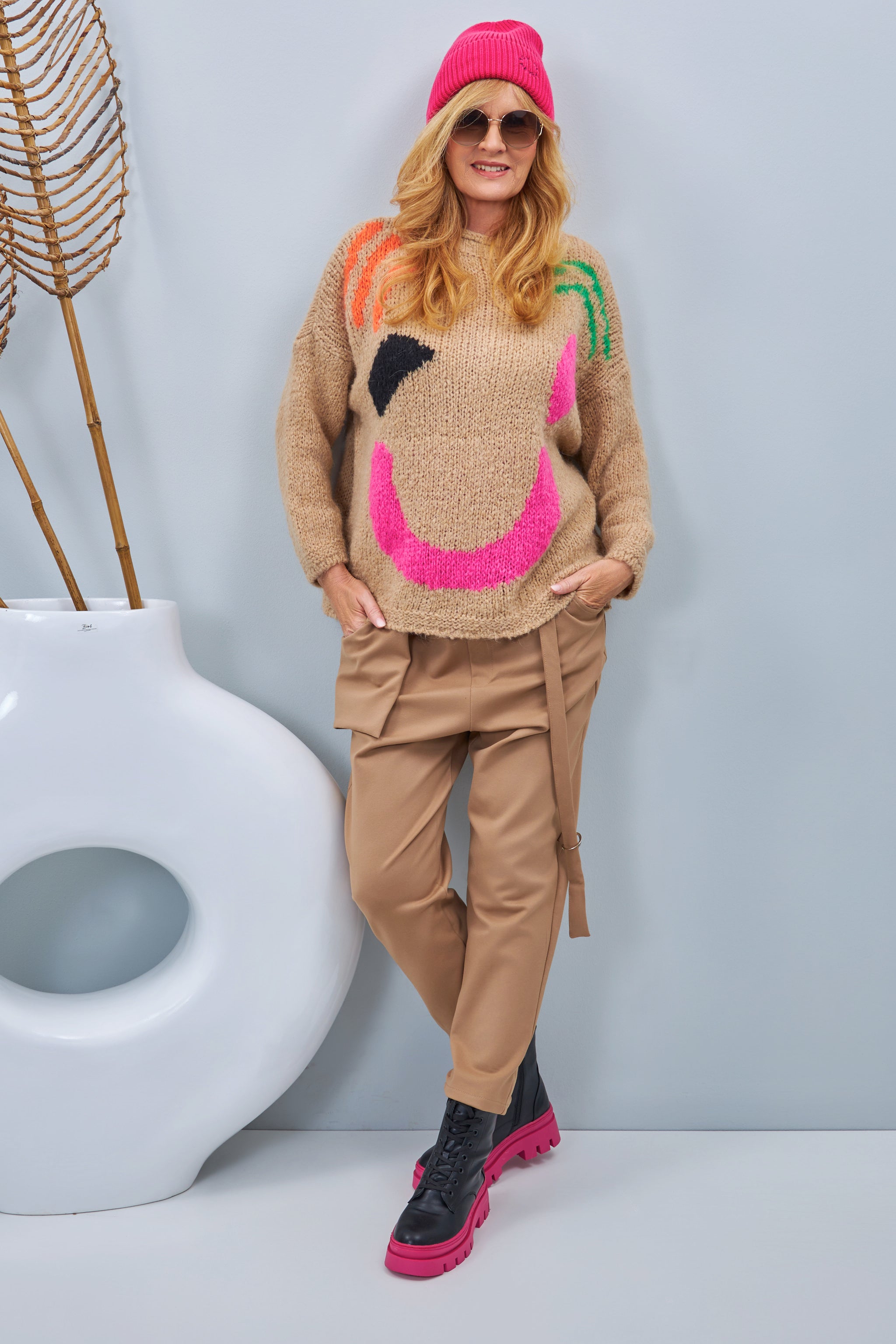 Knitted sweater with “wink smiley”, camel-colored