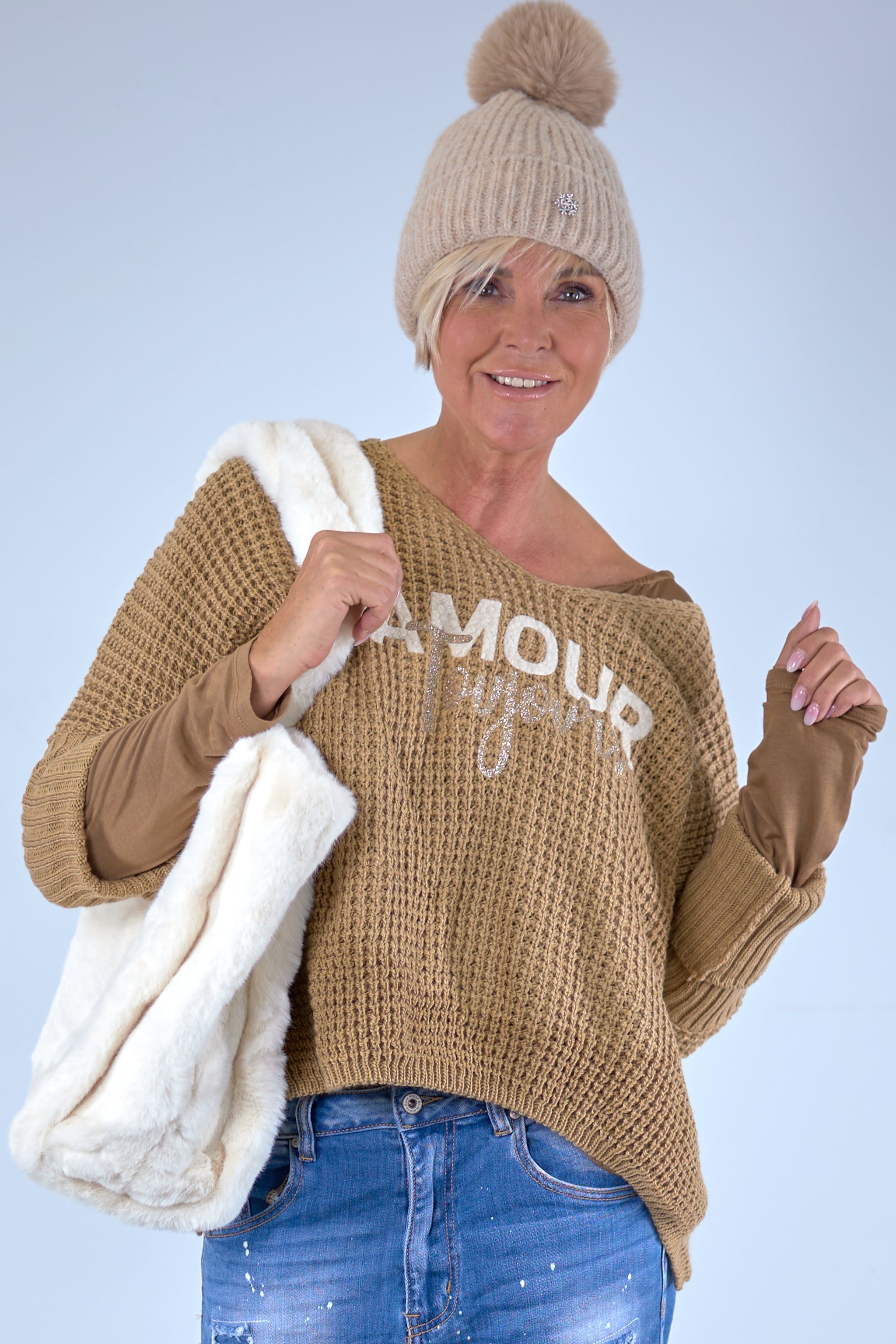 Knitted sweater with "Amour" lettering, camel
