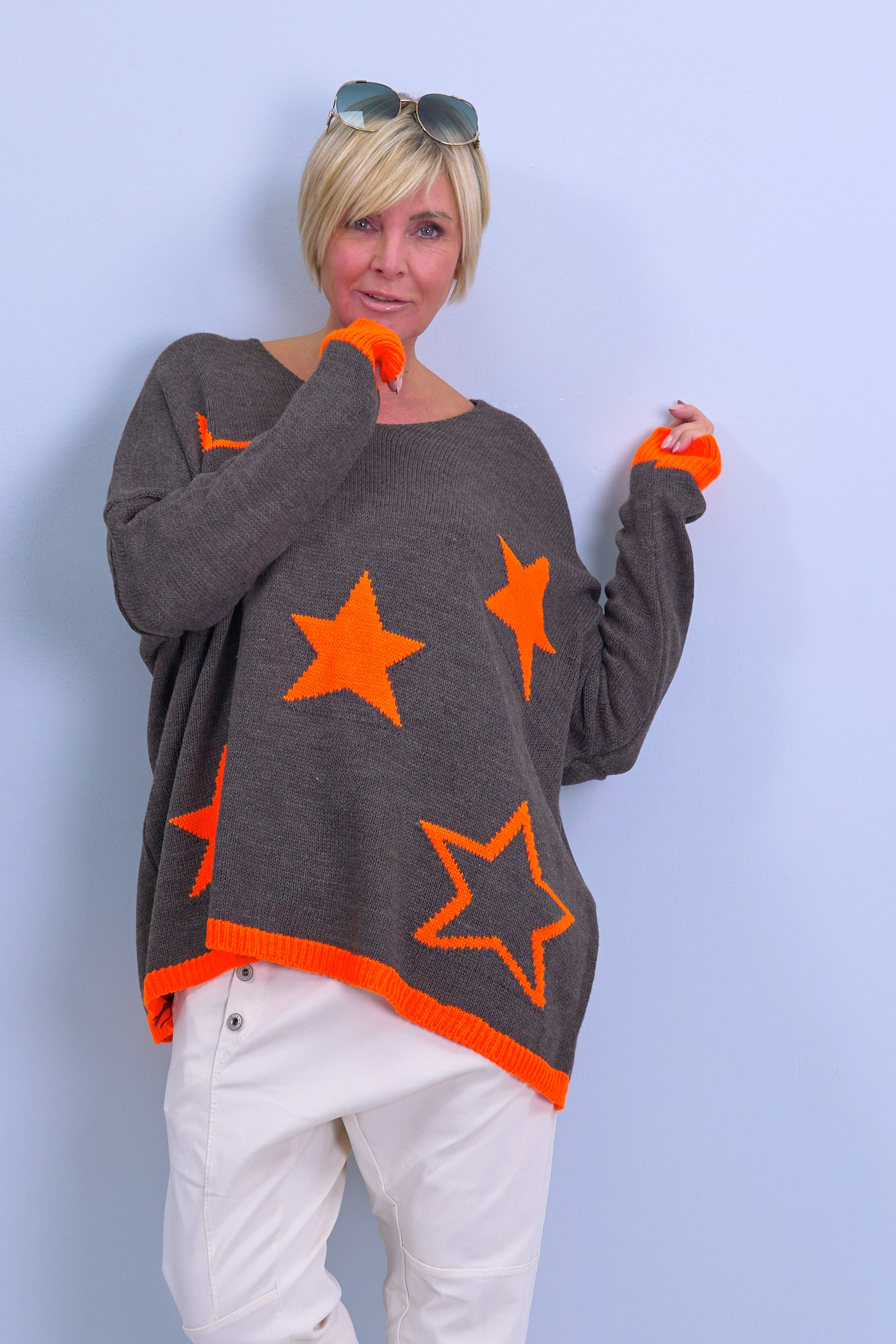 Sweater with stars, brown-orange