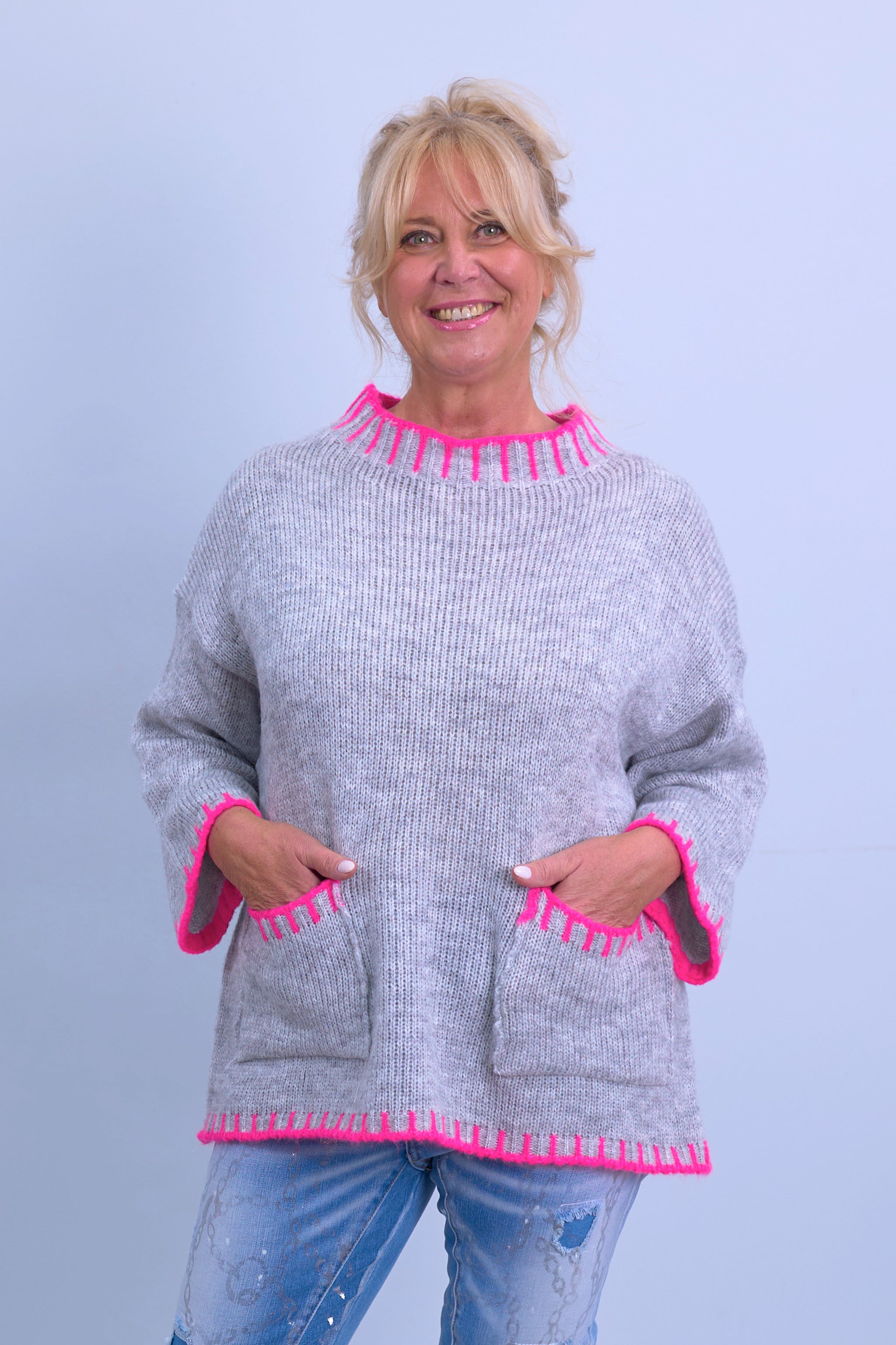 Knitted sweater with pockets, grey-pink