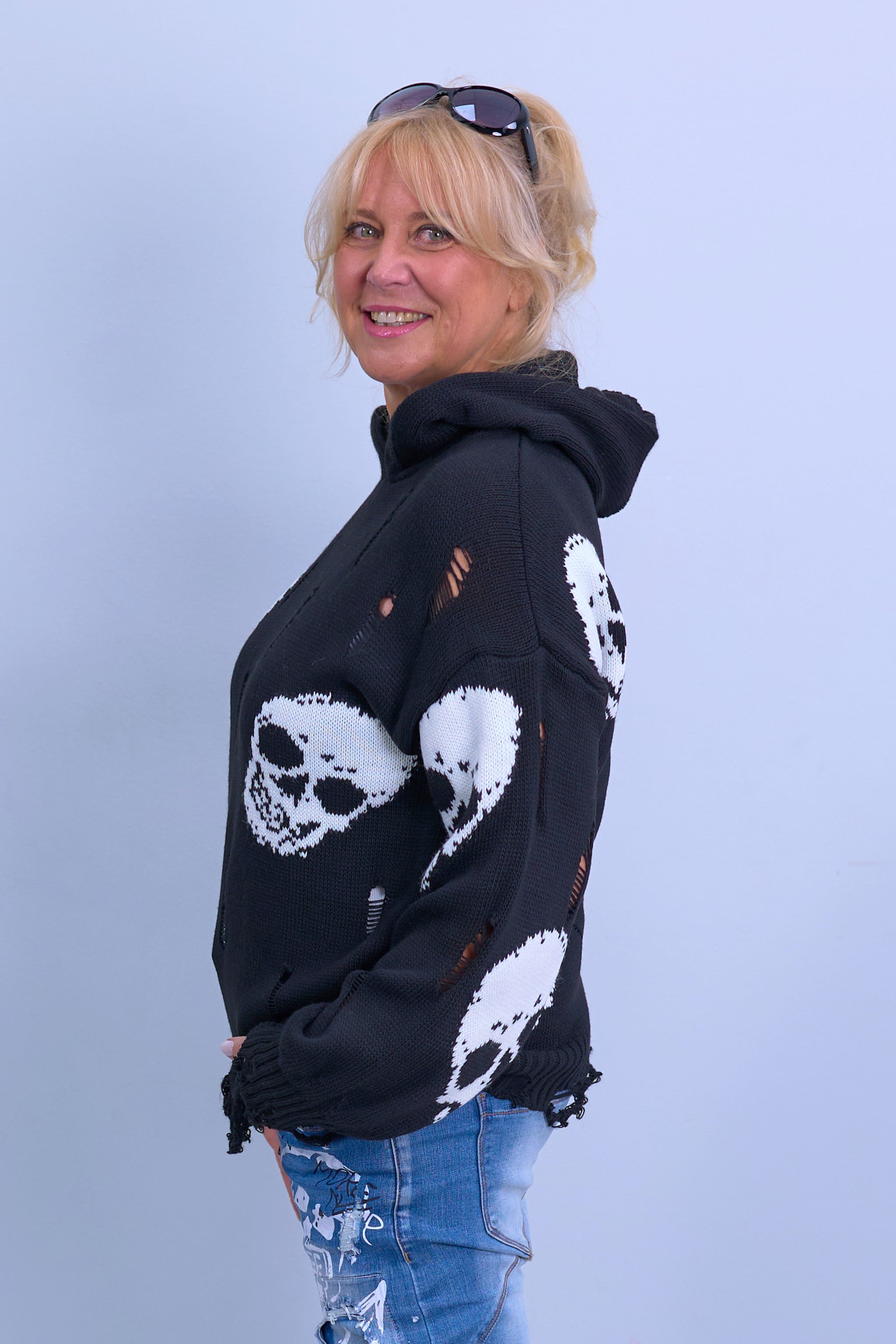 Knitted hoodie with destroyed spots and skulls, black