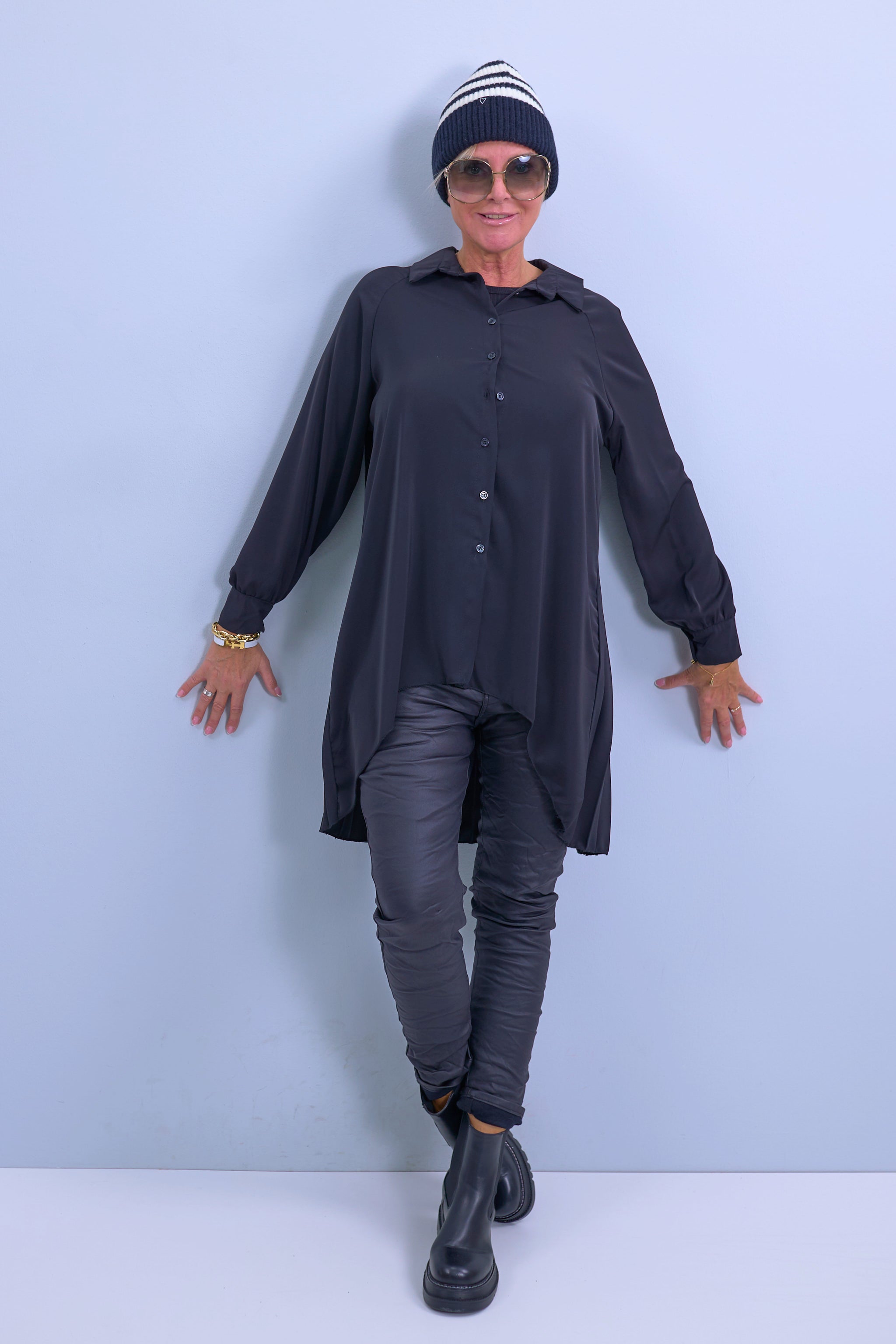 Long blouse with pleats, black