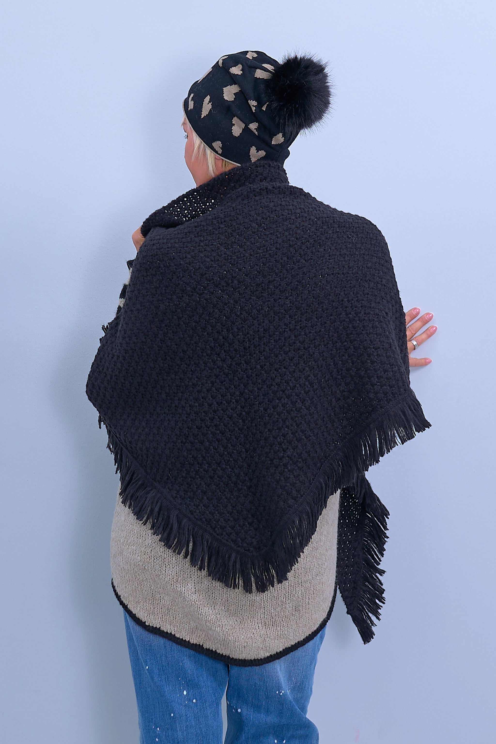 Triangular scarf with fringes and buckle, black