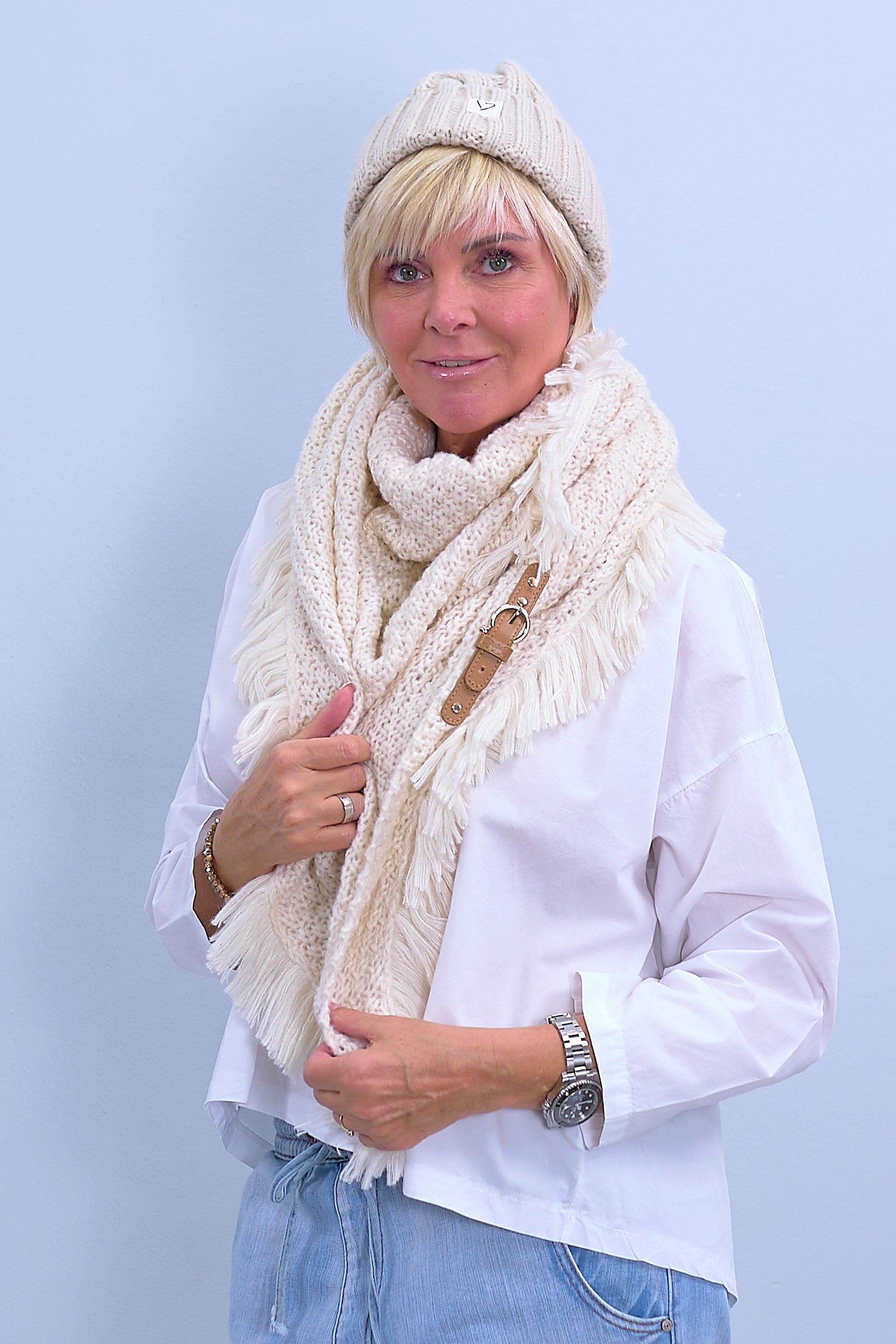 Triangular scarf with fringes and buckle, beige