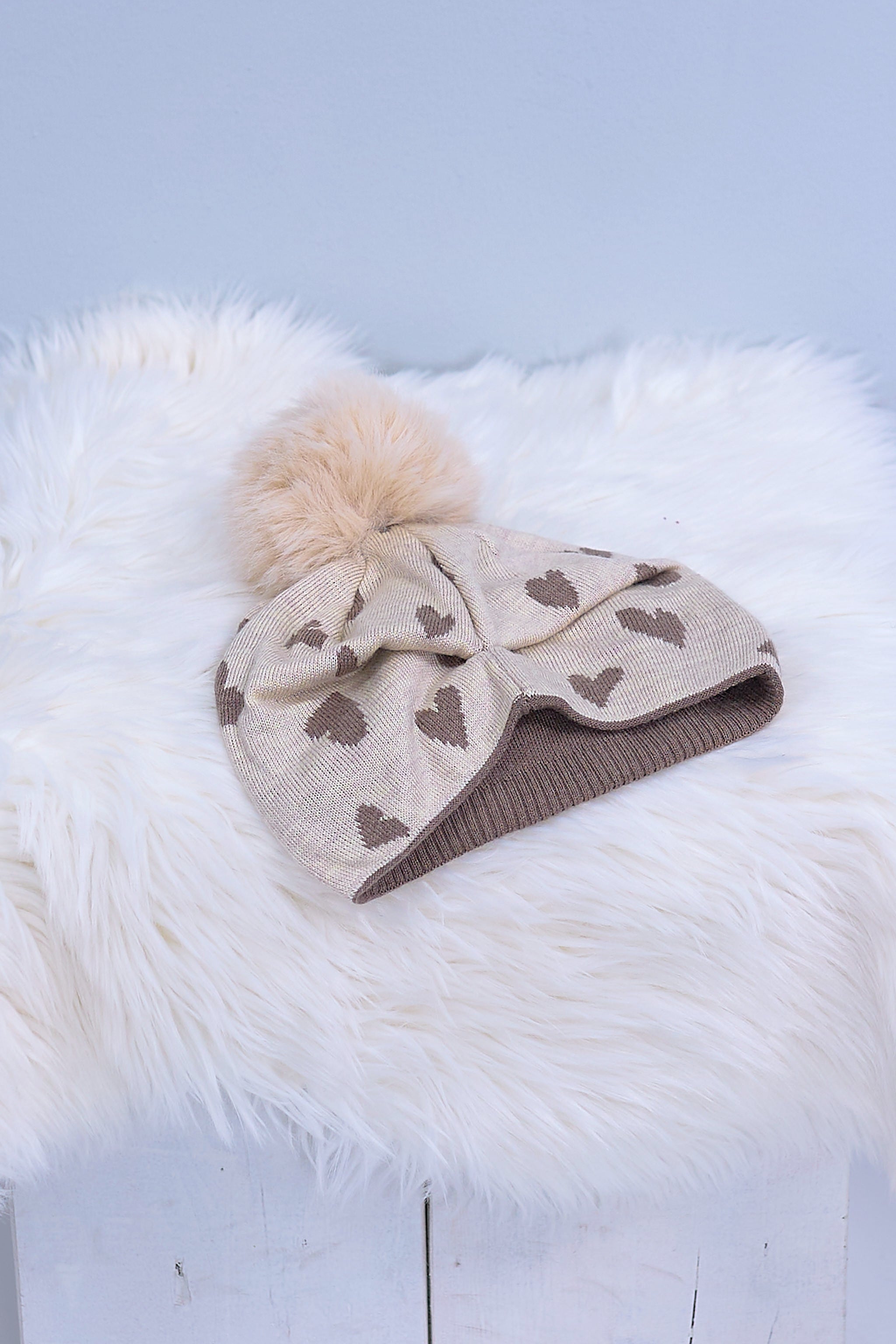 Heart hat with bobble, beige