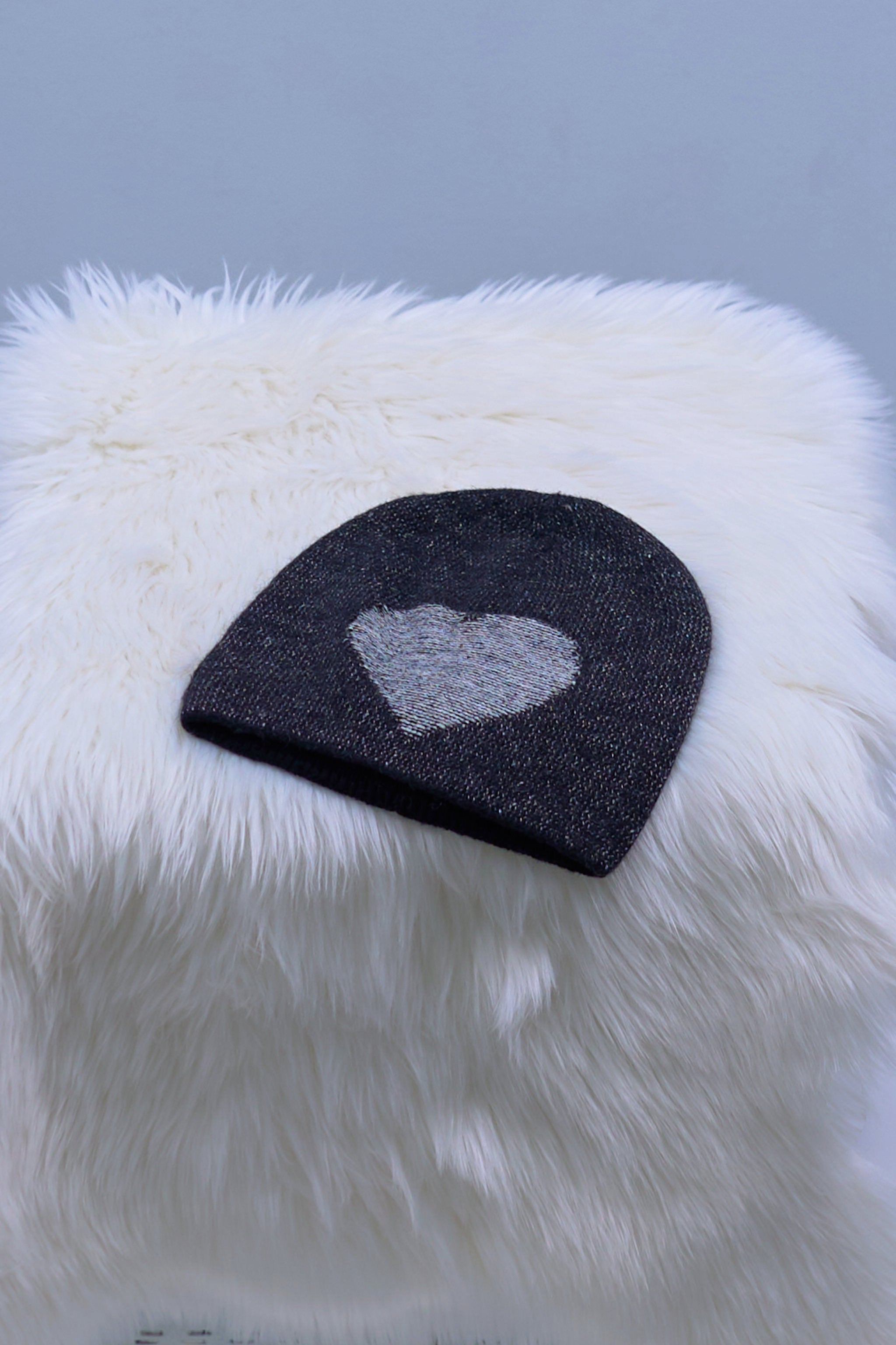Hat with knitted heart, four colors