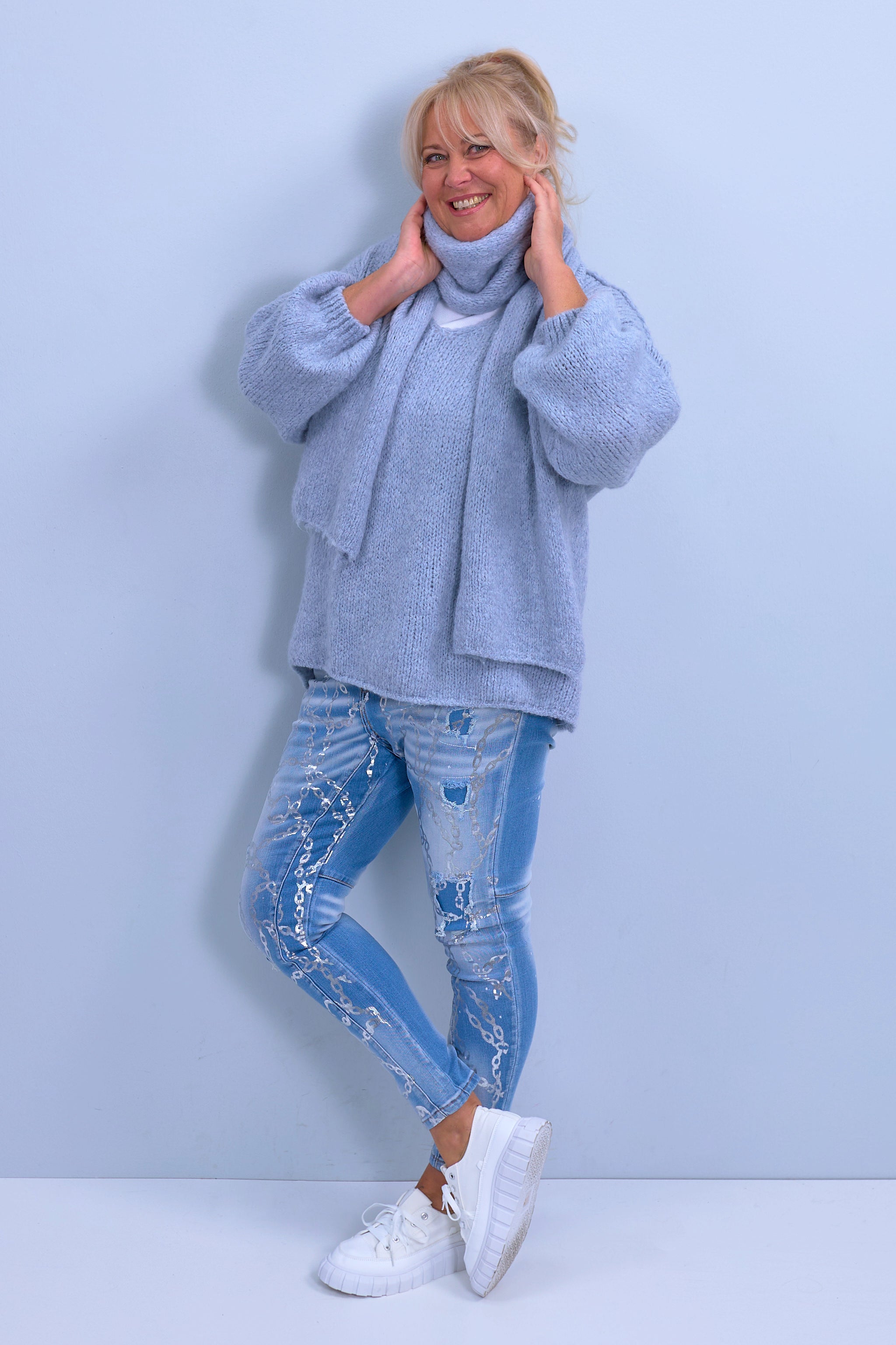 Chunky knit sweater with external seams and scarf, light blue