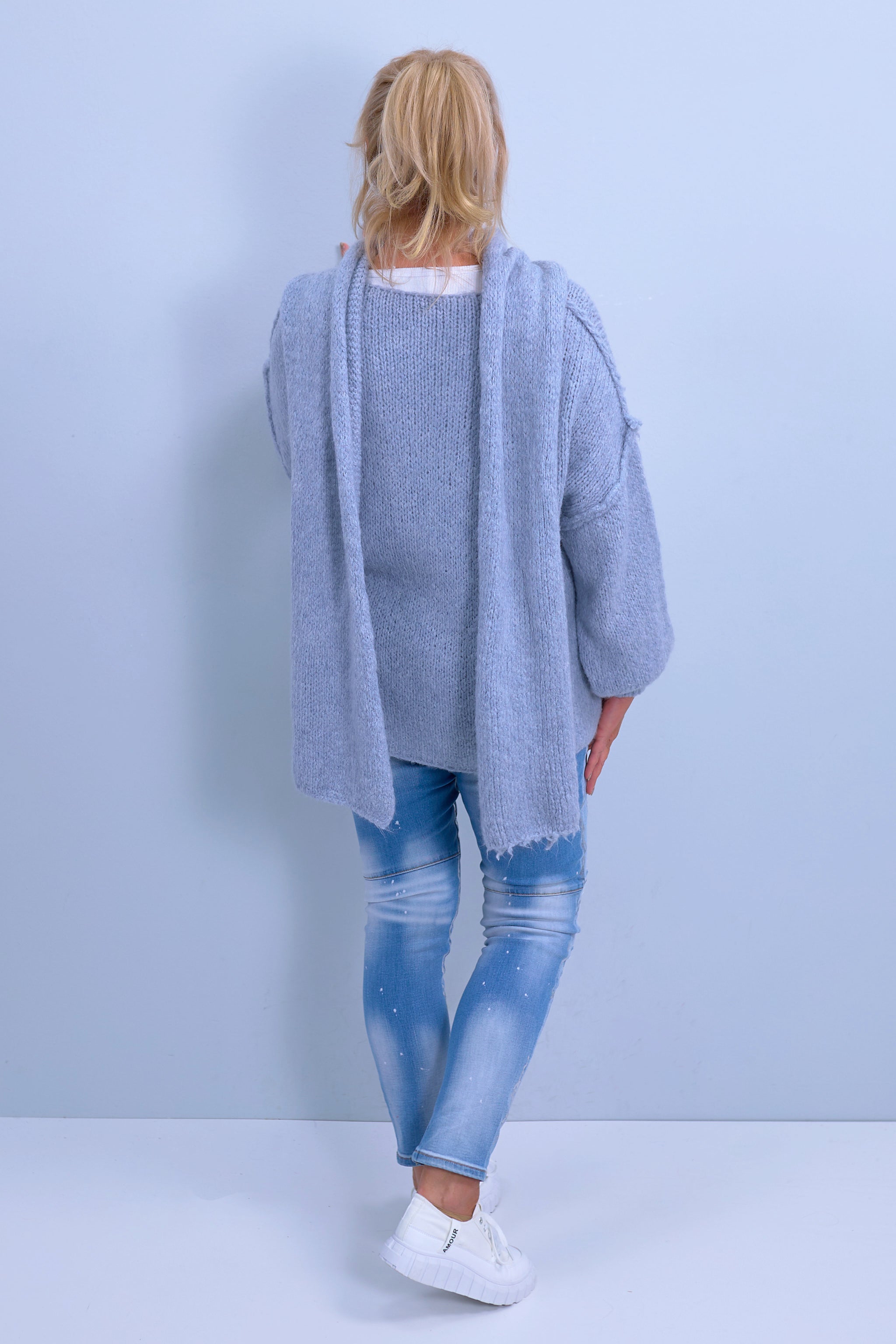 Grobgestrickter Pullover mit außenliegenden Nähten und Schal, hellblau