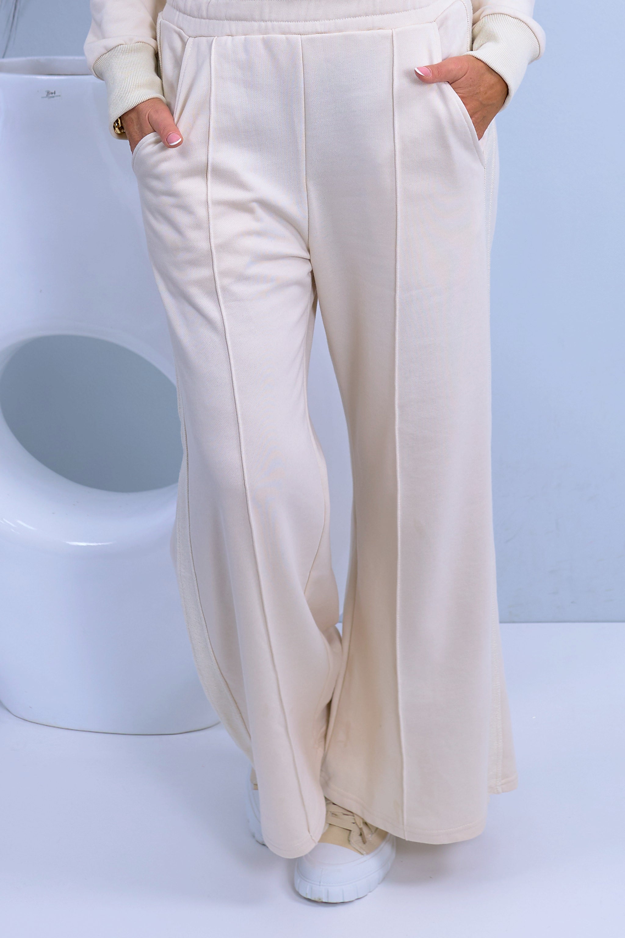 Elastic fabric pants with piping, cream