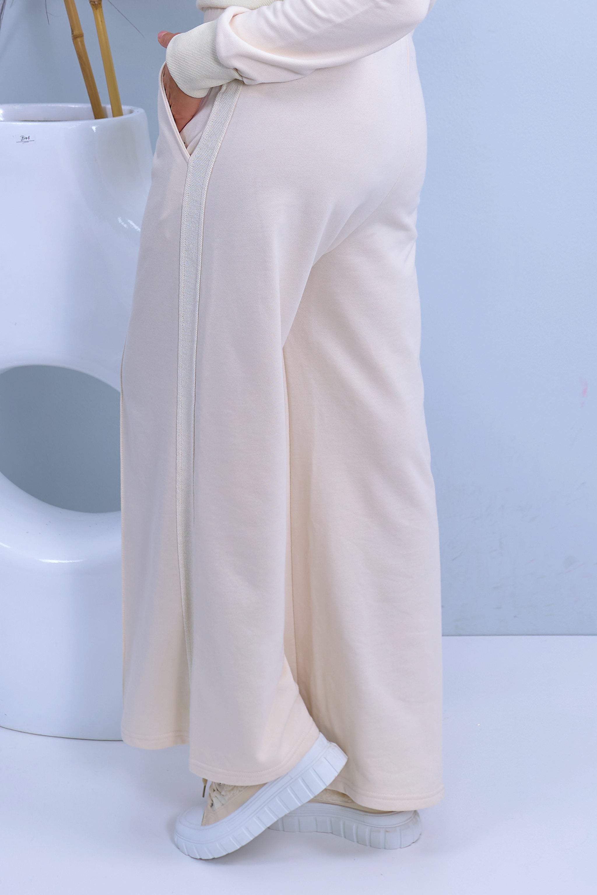 Elastic fabric pants with piping, cream
