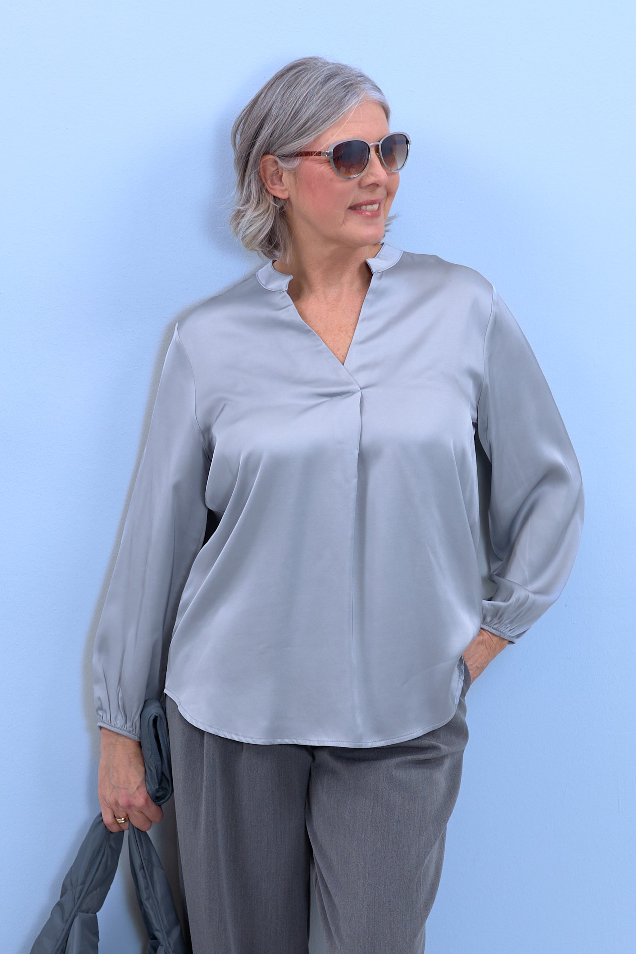 Bluse aus Glanzstoff mit V-Ausschnitt, silber-grau