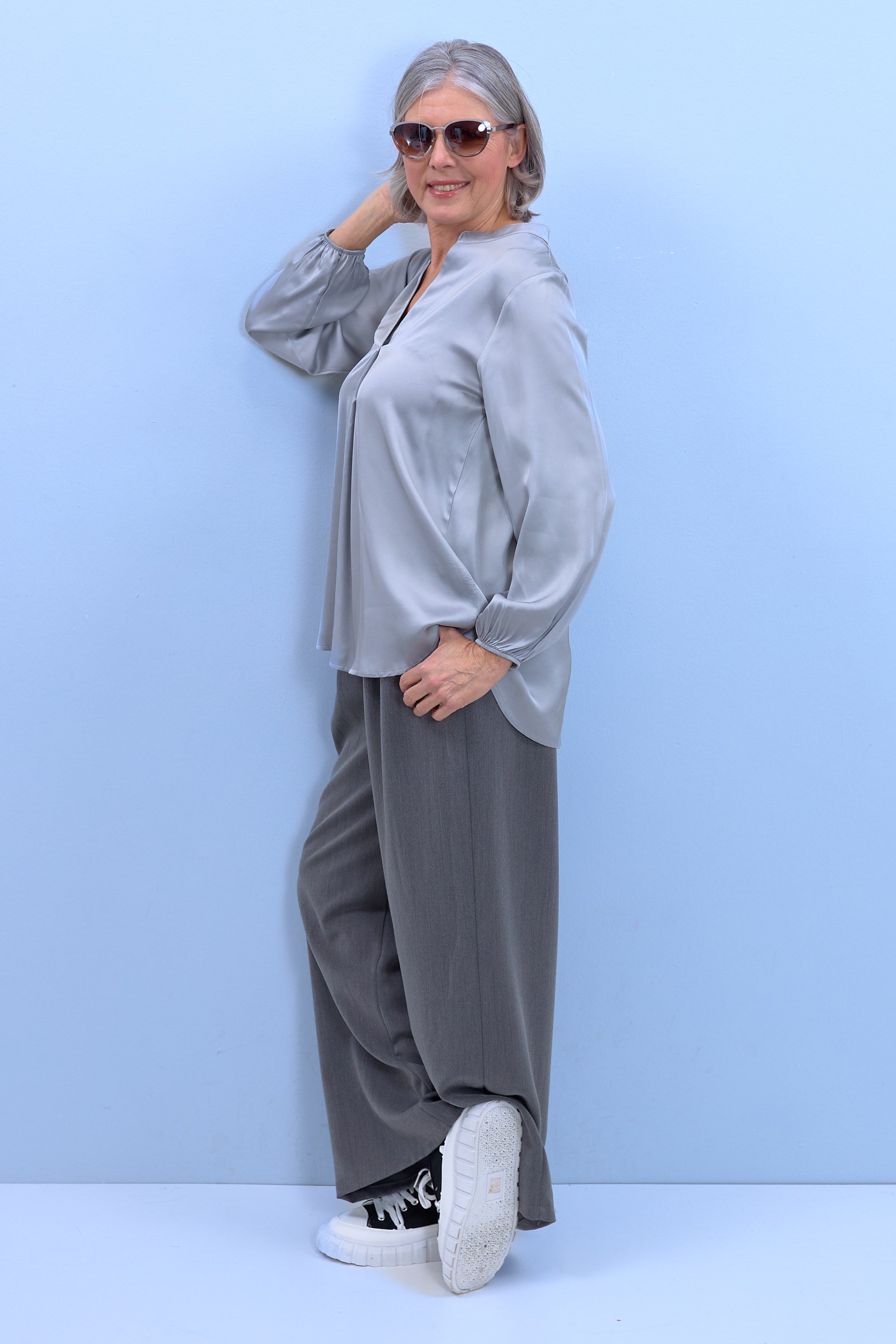 Bluse aus Glanzstoff mit V-Ausschnitt, silber-grau